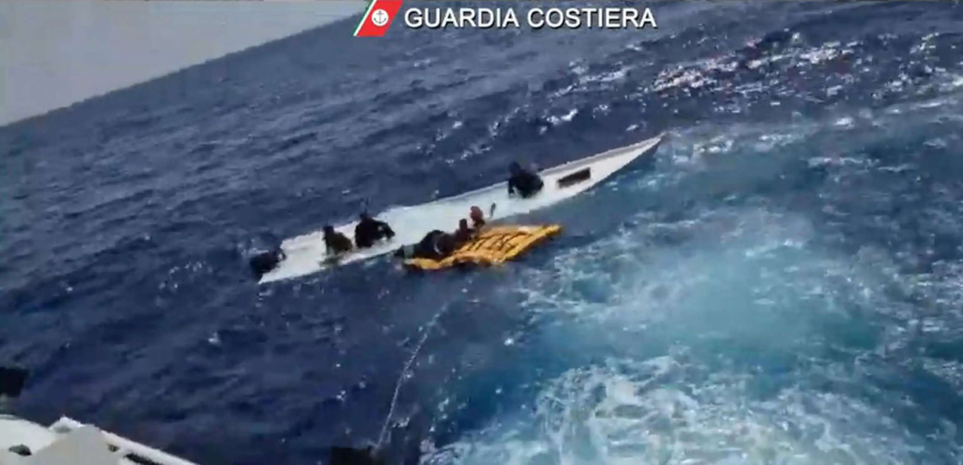 Migranti, barcone con 28 persone si ribalta. In 7 si salvano sullo scafo ribaltato.Tre giorni in mare poi i soccorsi davanti a Lampedusa