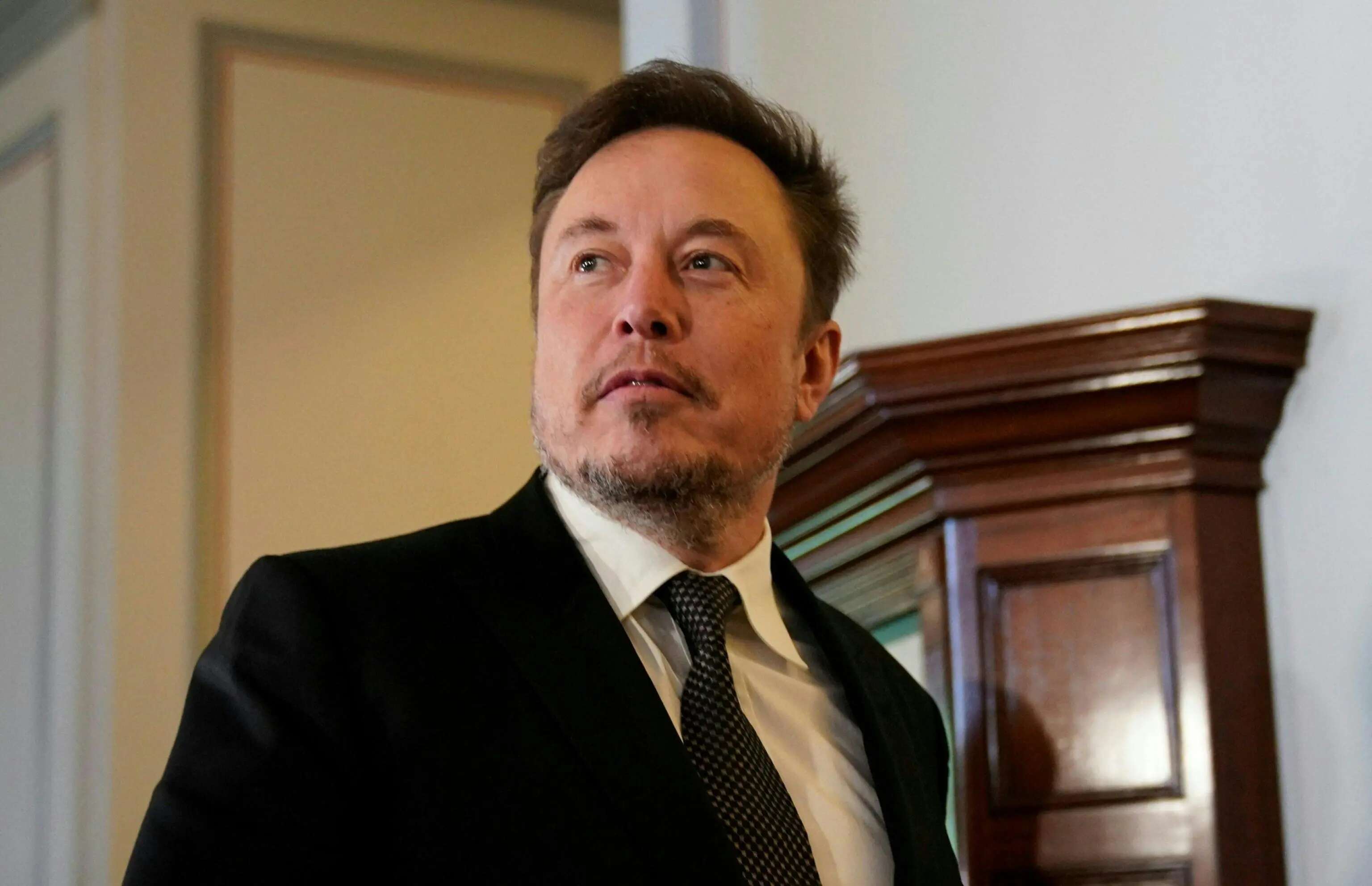 Elon Musk e il chip nel cervello: “Neuralink pronta per il secondo impianto”. Cosa era successo al primo paziente