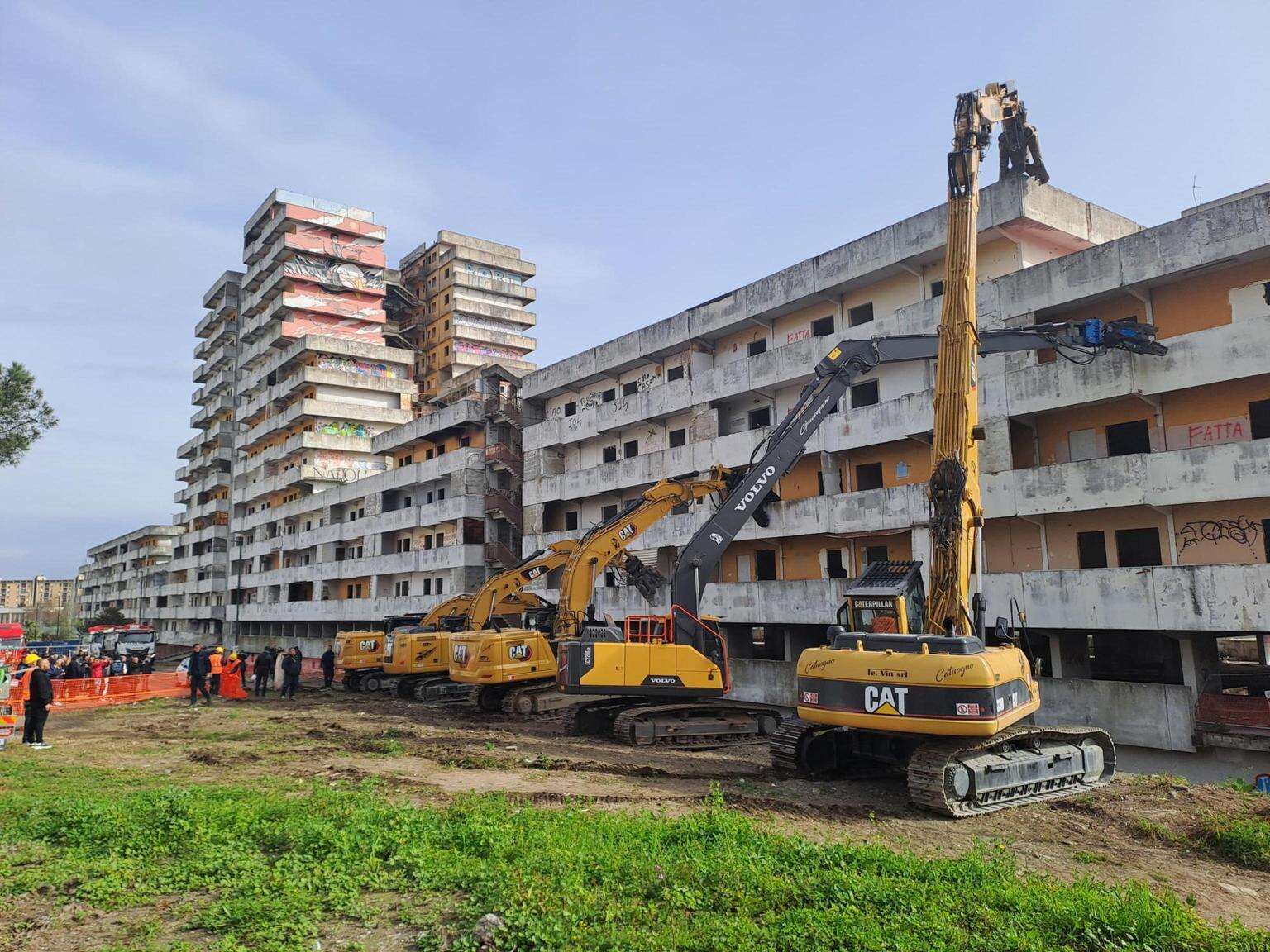 Napoli, oggi la demolizione della Vela Gialla. Gli abitanti di Scampia: “Ciao Bella Ciao”