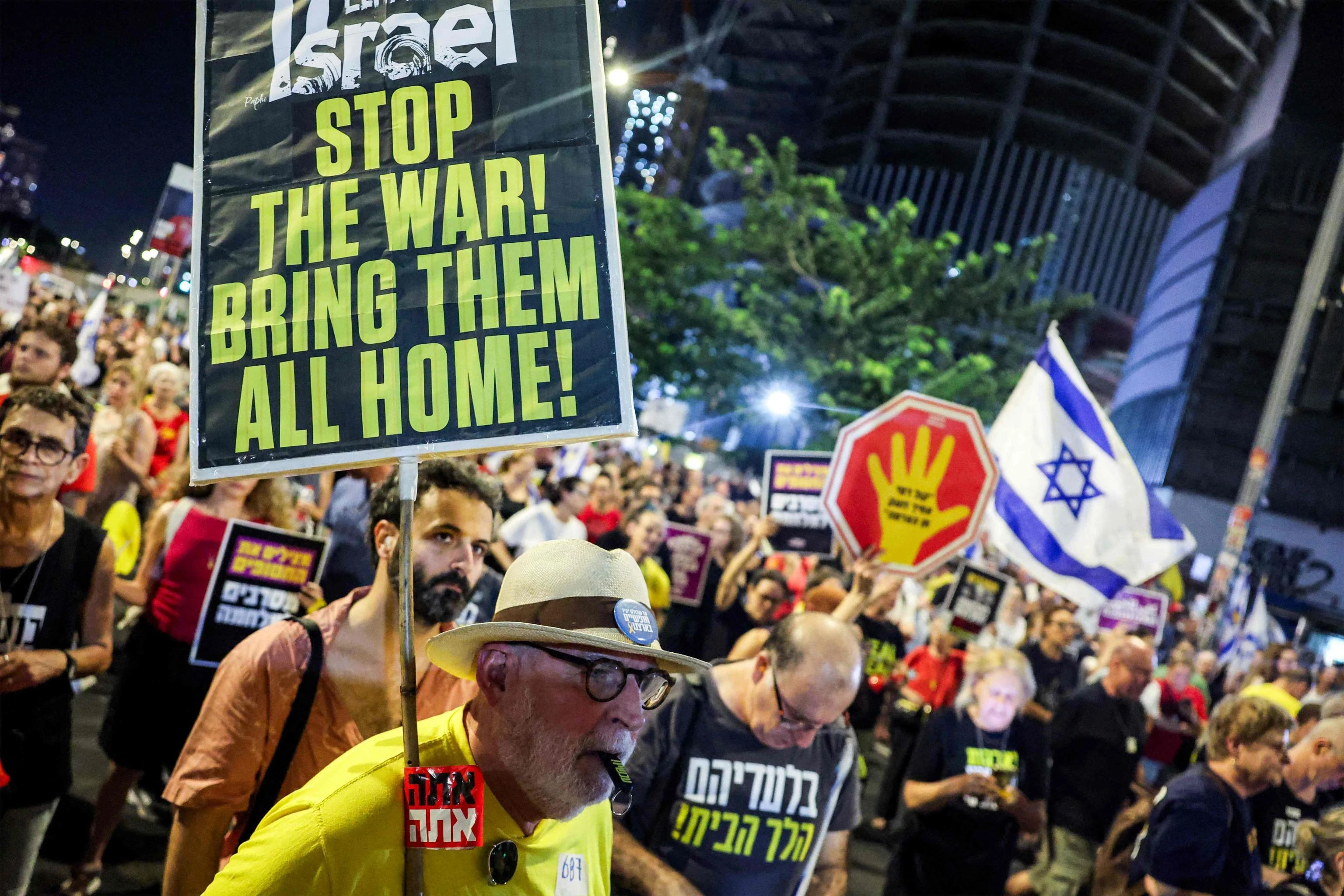 I tank israeliani entrano a Gaza City: “Chi non se ne va, si arrende o muore”. Tremano le famiglie degli ostaggi nelle mani di Hamas