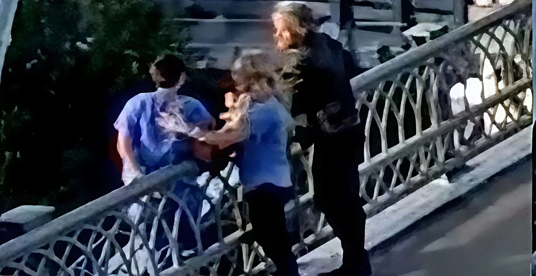 Ragazza vuole gettarsi da un ponte. Bon Jovi la salva, poi l’abbraccio