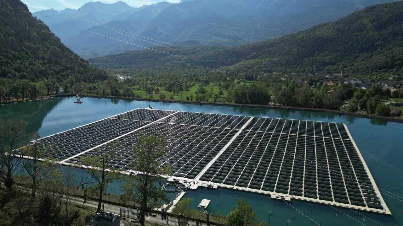A Venaus il primo sistema solare galleggiante di Enel. “Bacini più puliti in modo sostenibile”