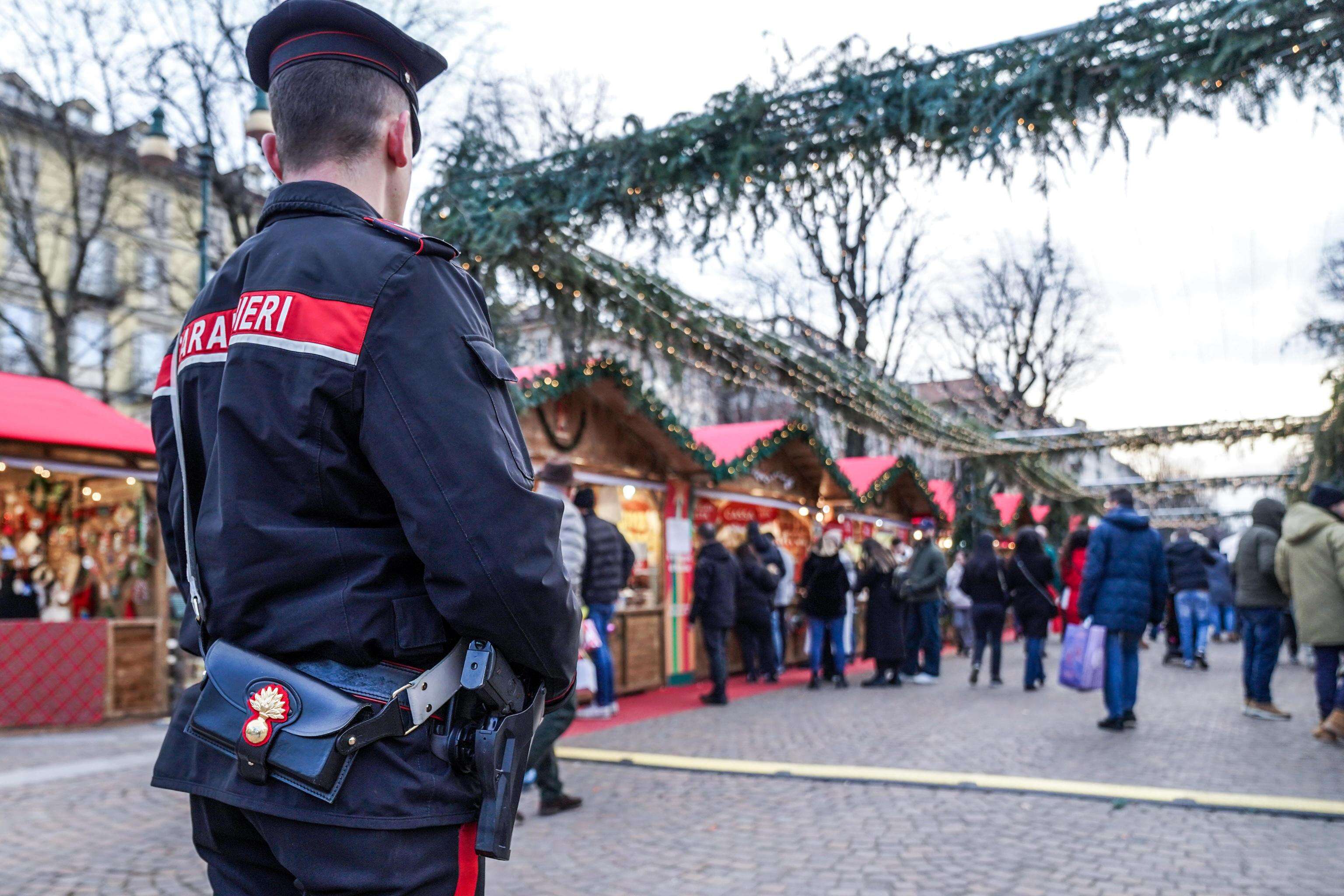 Colpi di pistola in piazza per festeggiare la notte di Natale. Due 19enni denunciati a Napoli