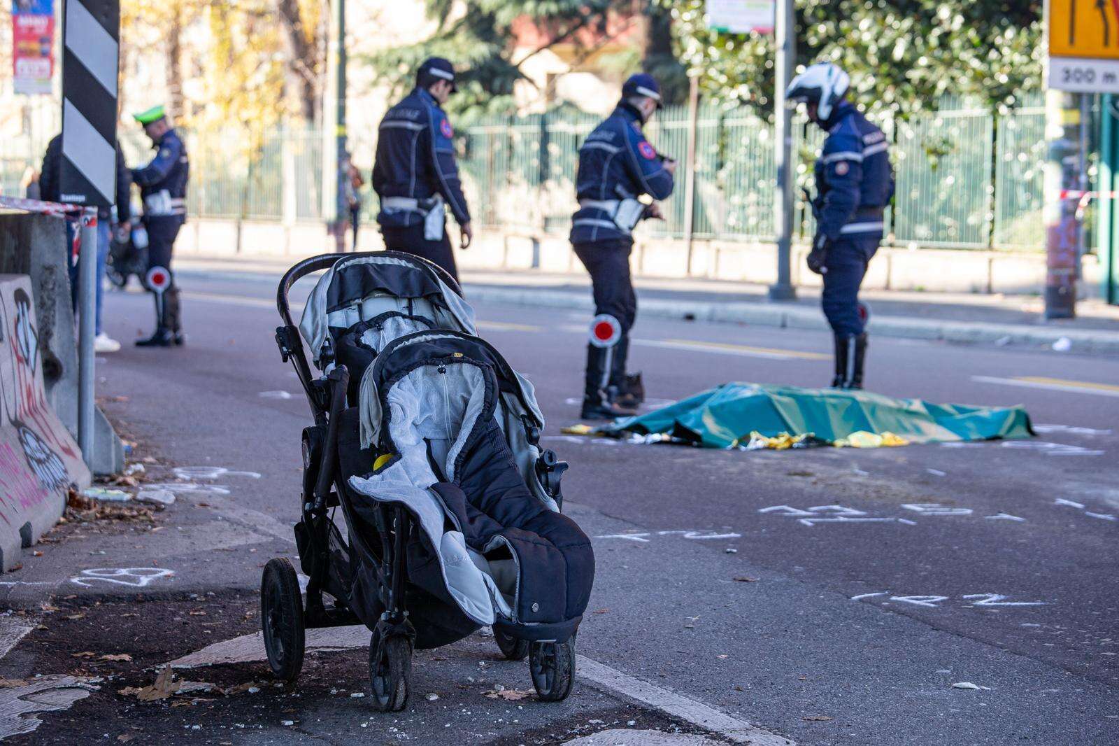 Milano, mamma di 34 anni travolta e uccisa da un camion pirata mentre attraversa sulle strisce con i gemellini nel passeggino: l’autista è scappato