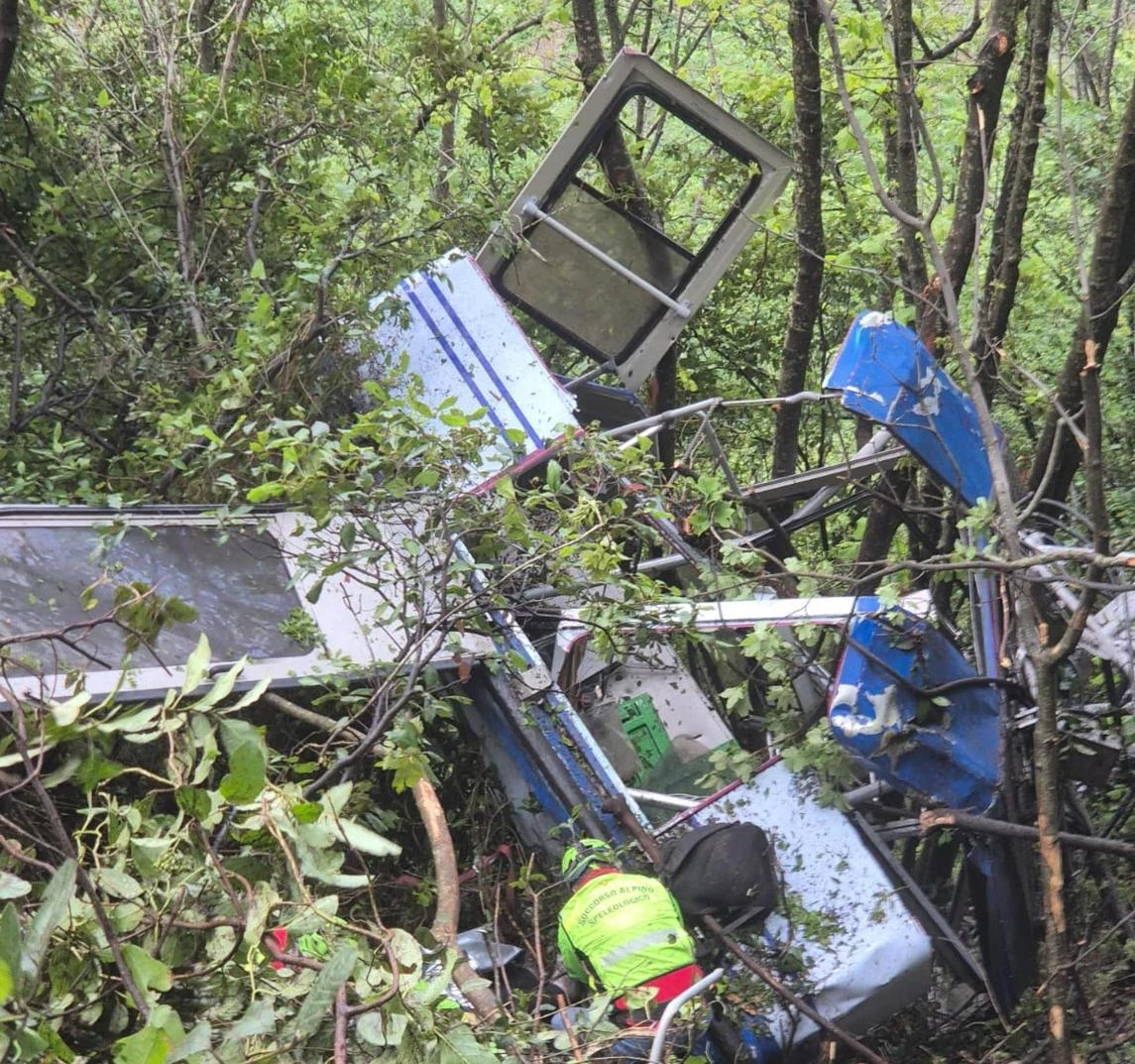 Strage della funivia, i punti oscuri. Cavo, freno e meteo: via all’inchiesta