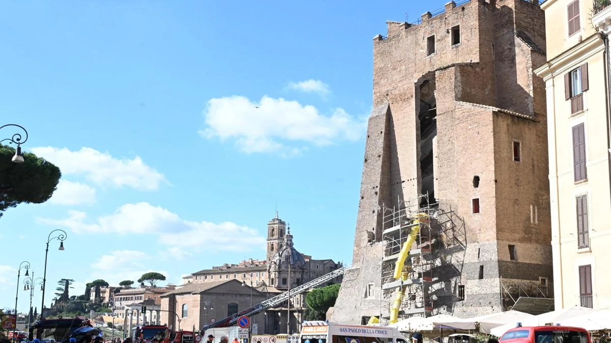 La storia della Torre dei Conti crollata a Roma. Petrarca la definì “unica al mondo”