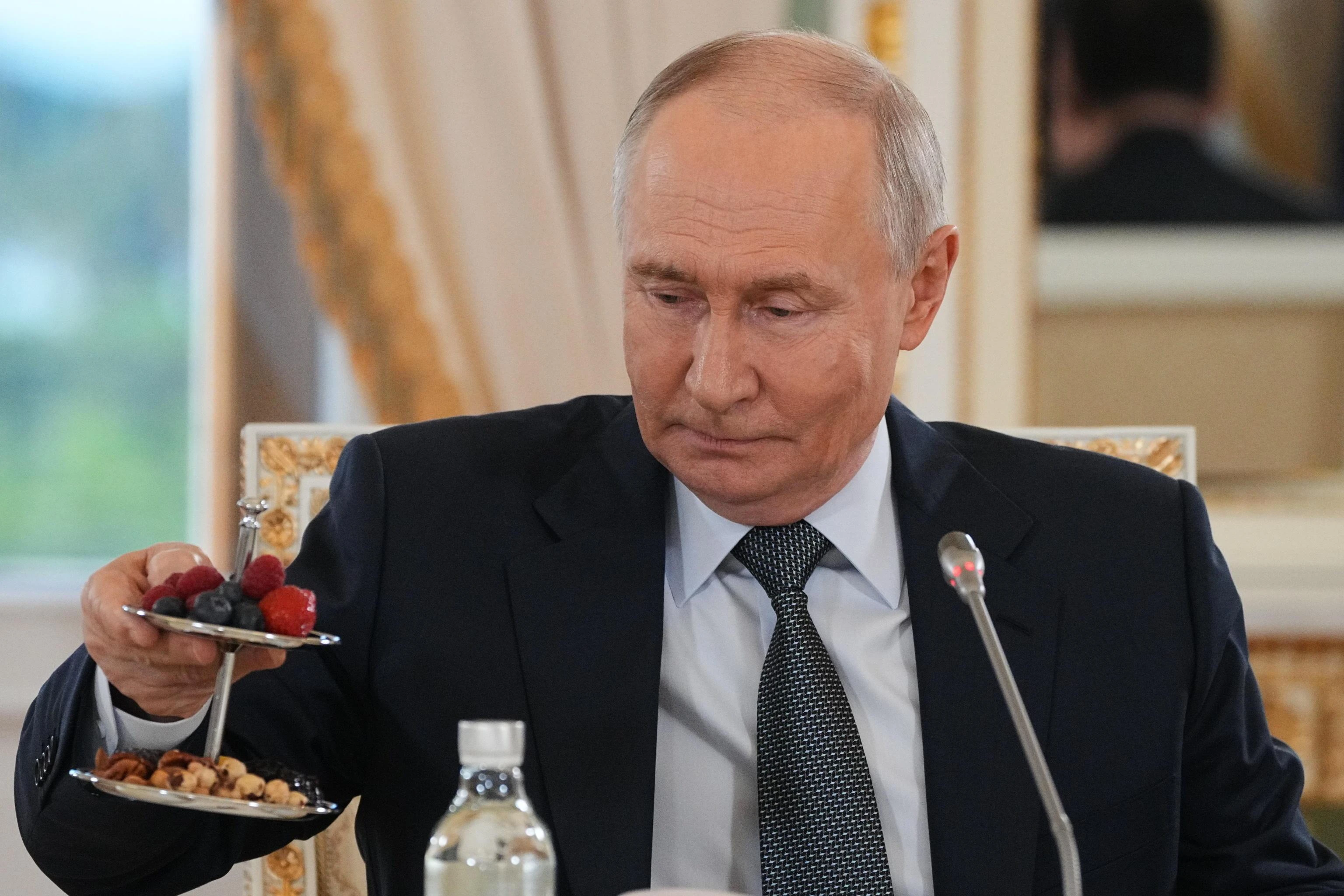 Zelensky scrive a Putin: “Incontriamoci per la pace”. E lo zar: “Vieni tu a Mosca”