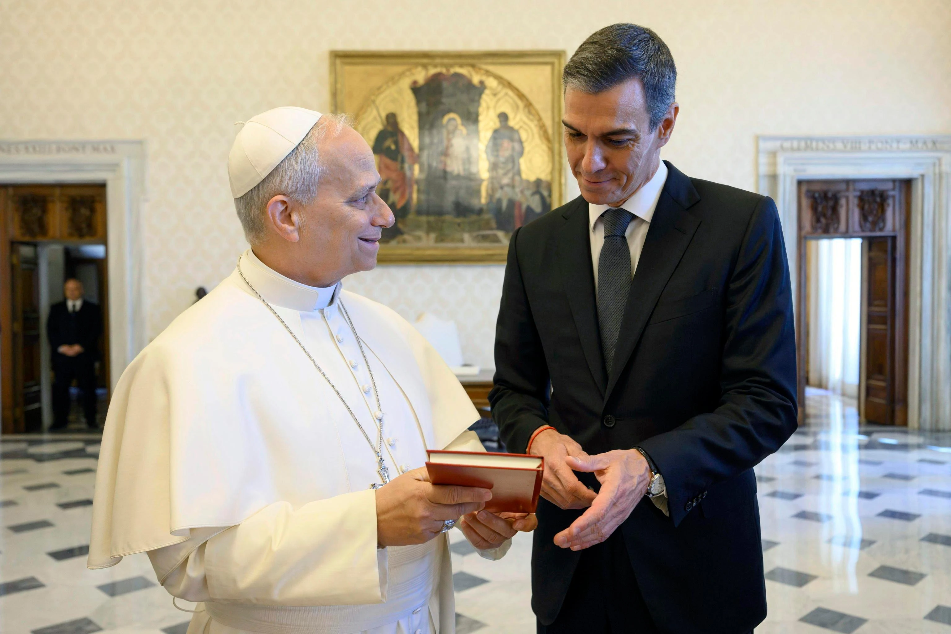 Pedro Sánchez accerchiato dagli scandali: Zapatero, moglie, fratello e una ‘fontanera’ del Psoe nel mirino dei magistrati. Ma lui: “Non mi dimetto”