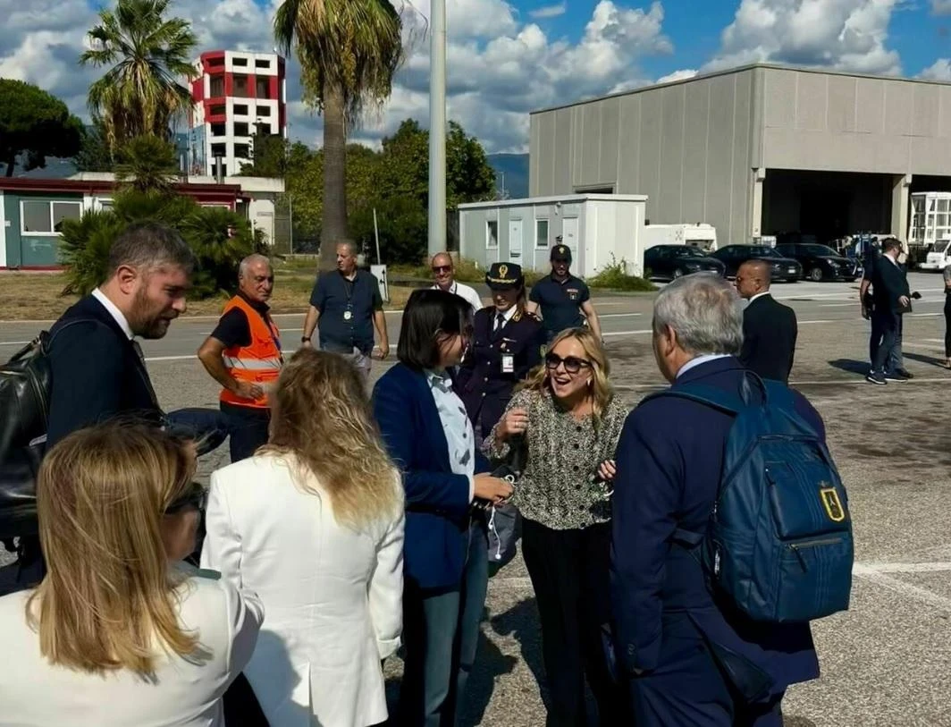 Meloni e Schlein sullo stesso aereo. Il caso Gaza e Flotilla irrompe nei comizi in Calabria