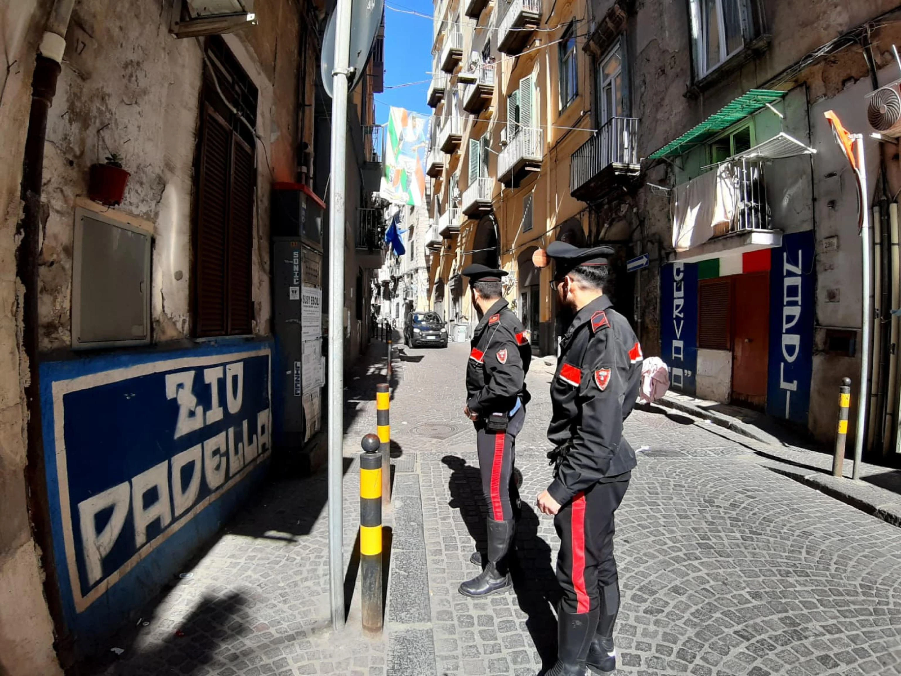 Gambizzate per caso, a Napoli due ragazze finiscono in mezzo a una sparatoria: stavano passeggiando