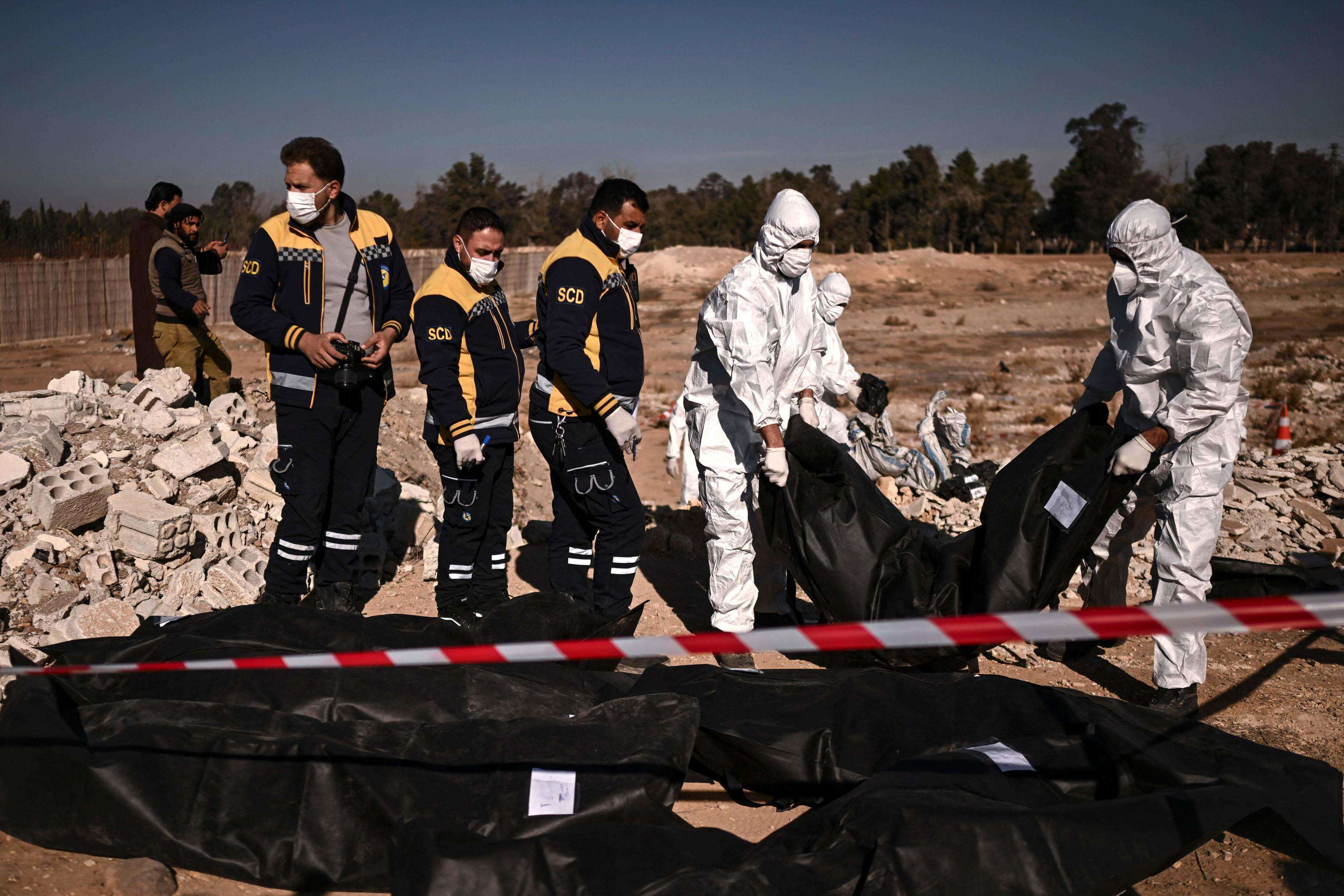 Siria, fossa comune con oltre 100mila cadaveri vicino a Damasco: “Corpi torturati e gettati in sacchi di farina”