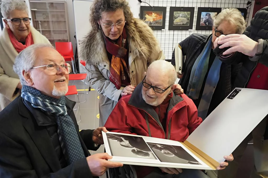 Il fotografo vive in Rsa. Ritrae le altre ospiti . Nuova mostra a 95 anni