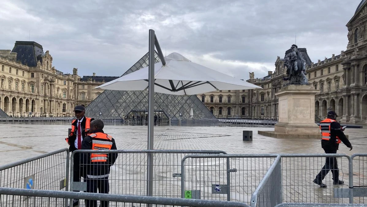 Chi è Doudou, il 39enne sospettato del colpo al Louvre: da star dei social al furto su commissione