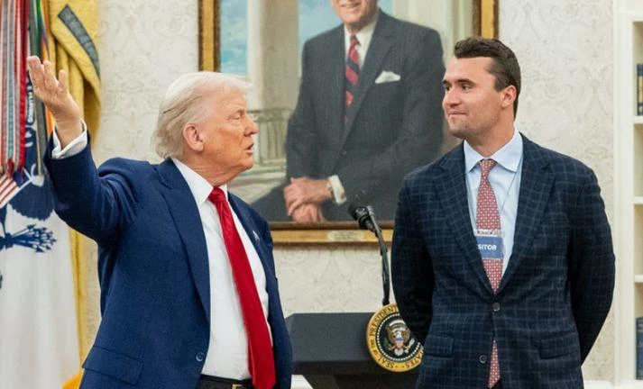 Charlie Kirk colpito a un comizio: l’attivista conservatore è morto. Trump: “Lo ammiravo”