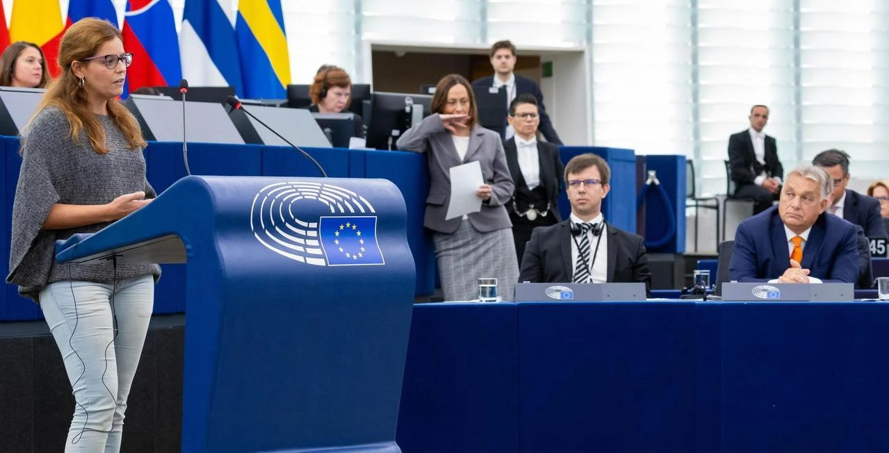 Bruxelles salva Ilaria Salis. Primo sì all’immunità. Per un voto