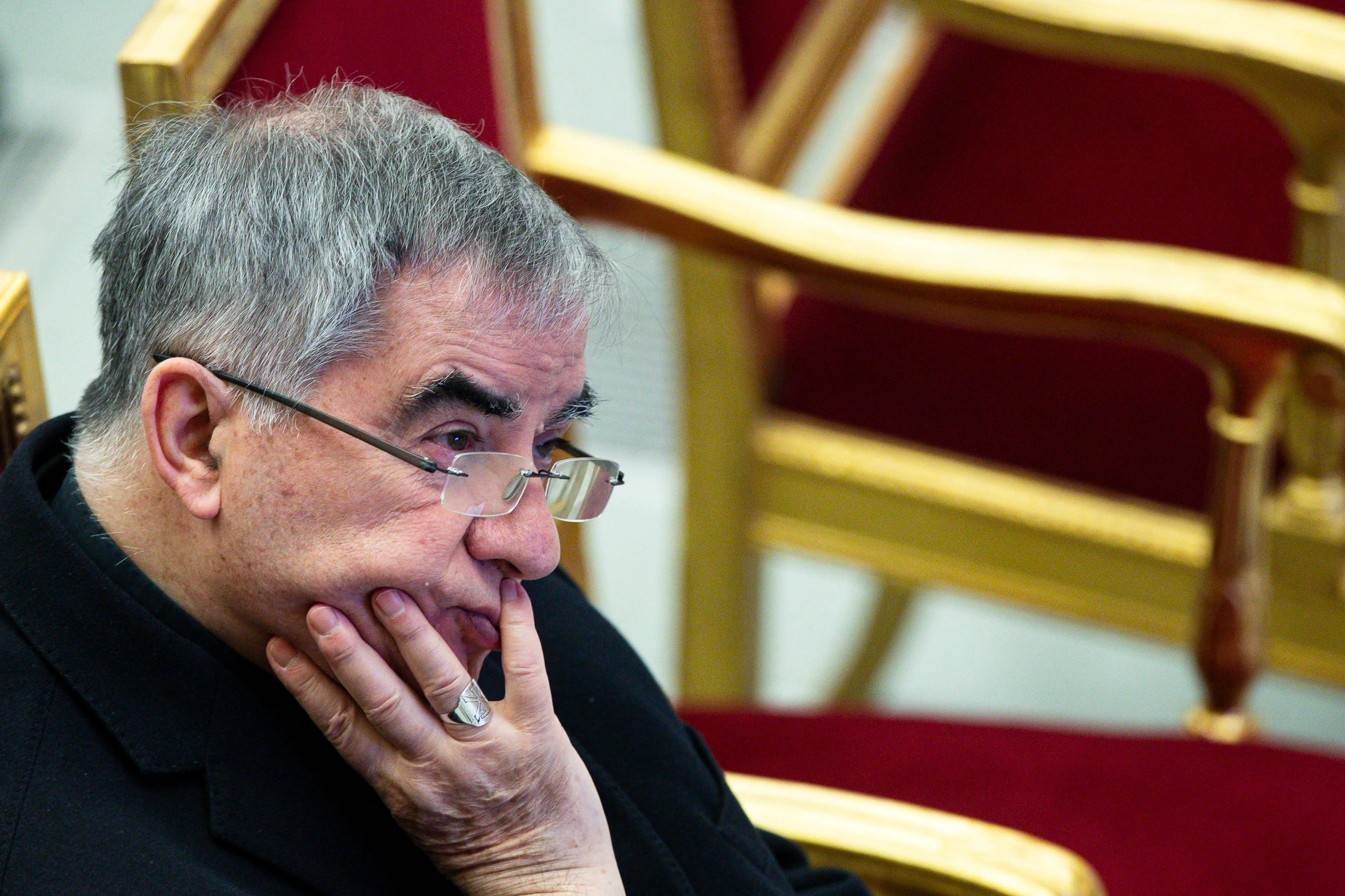 Il conclave e il caso Becciu, il cardinale fuori dall’elenco degli elettori. Ma lui: “Ho diritto a entrare”