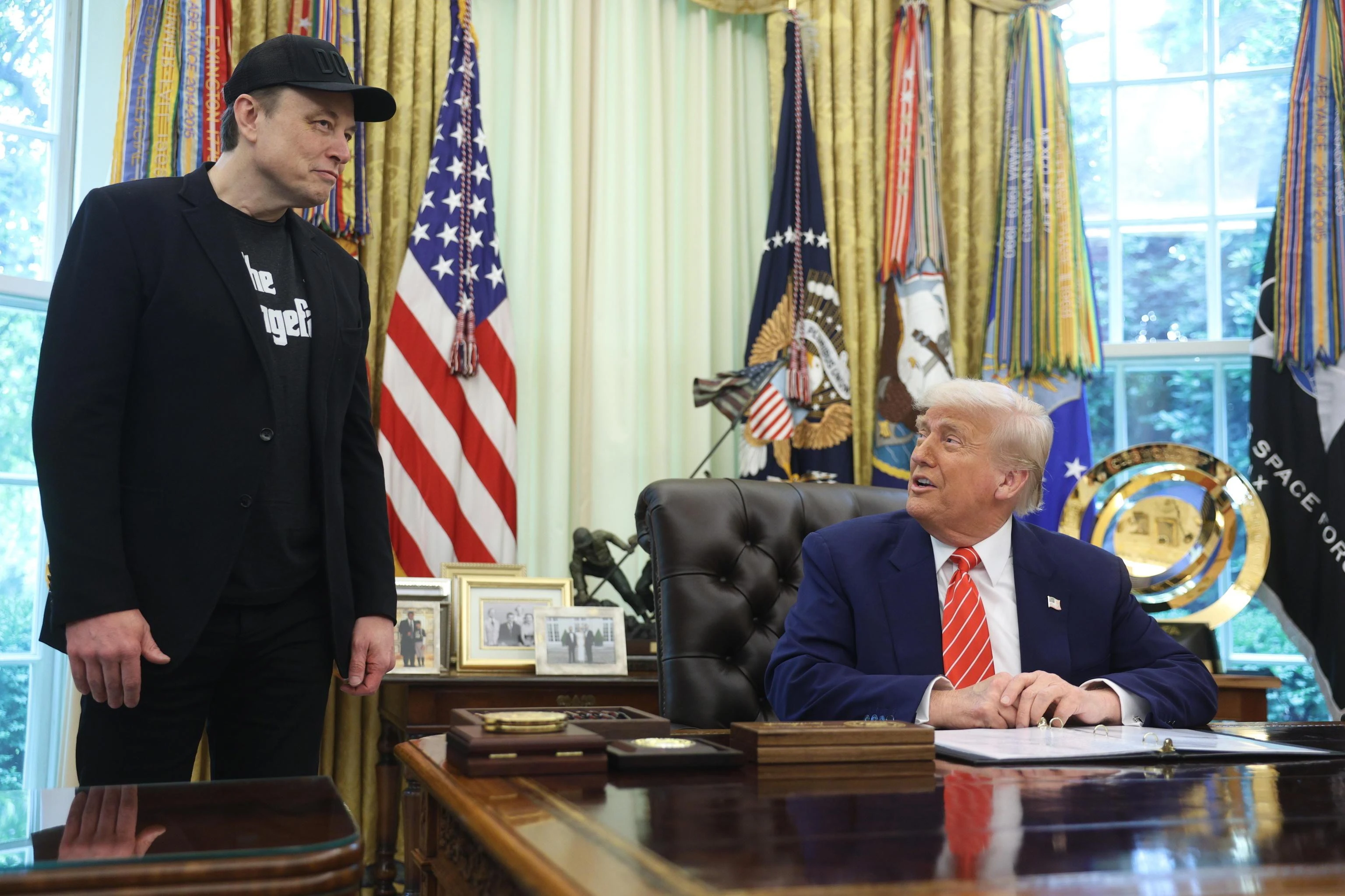 Trump saluta Musk: “Ha fatto cose straordinarie per l’America”. “Droghe? Bufale”. Elon attacca il New York Times