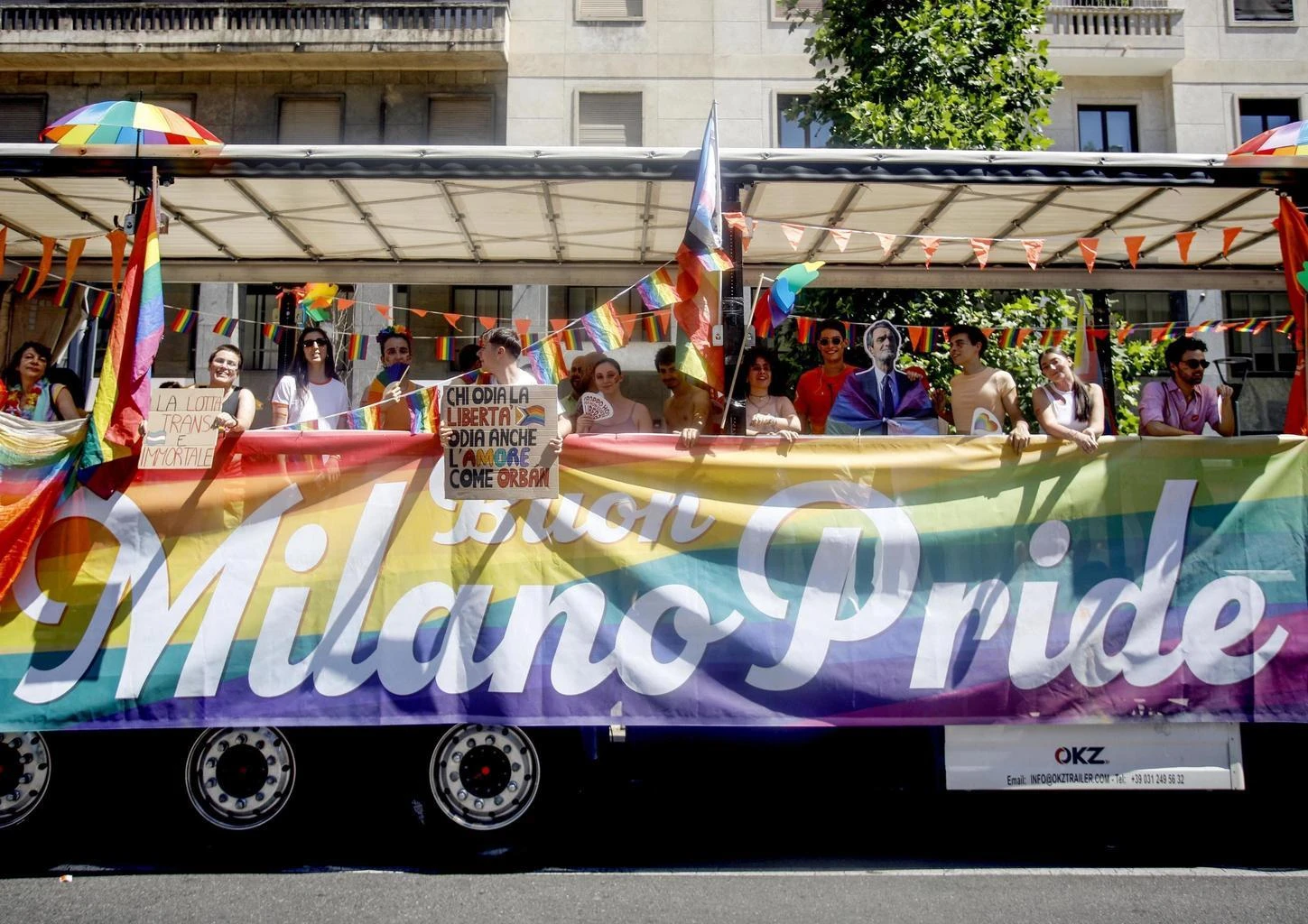 La marea arcobaleno. Budapest sfida il divieto: 