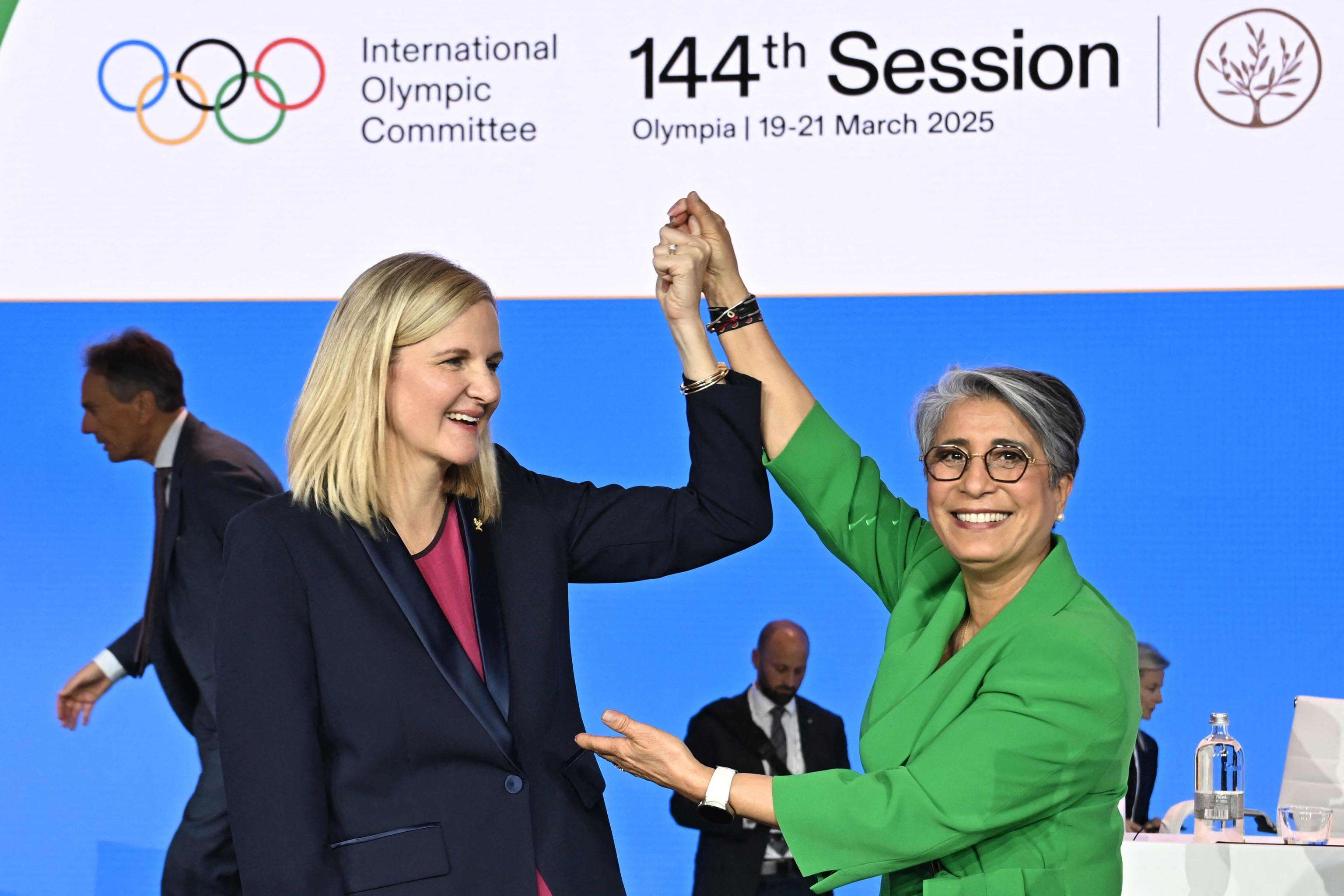 Chi è Kirsty Coventry, la prima donna presidente del Cio. Mosca: “Ora gli atleti russi tornino sul podio olimpico”