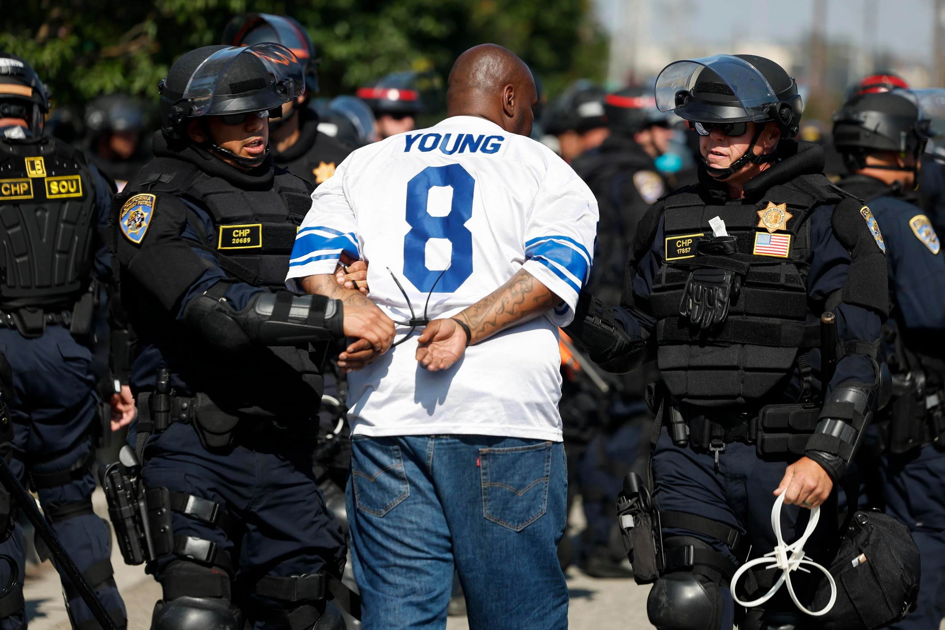 Arresti di massa a Los Angeles, violato il coprifuoco. Trump: “Assalto alla pace”. Newsom: “Sta organizzando una retata militare”