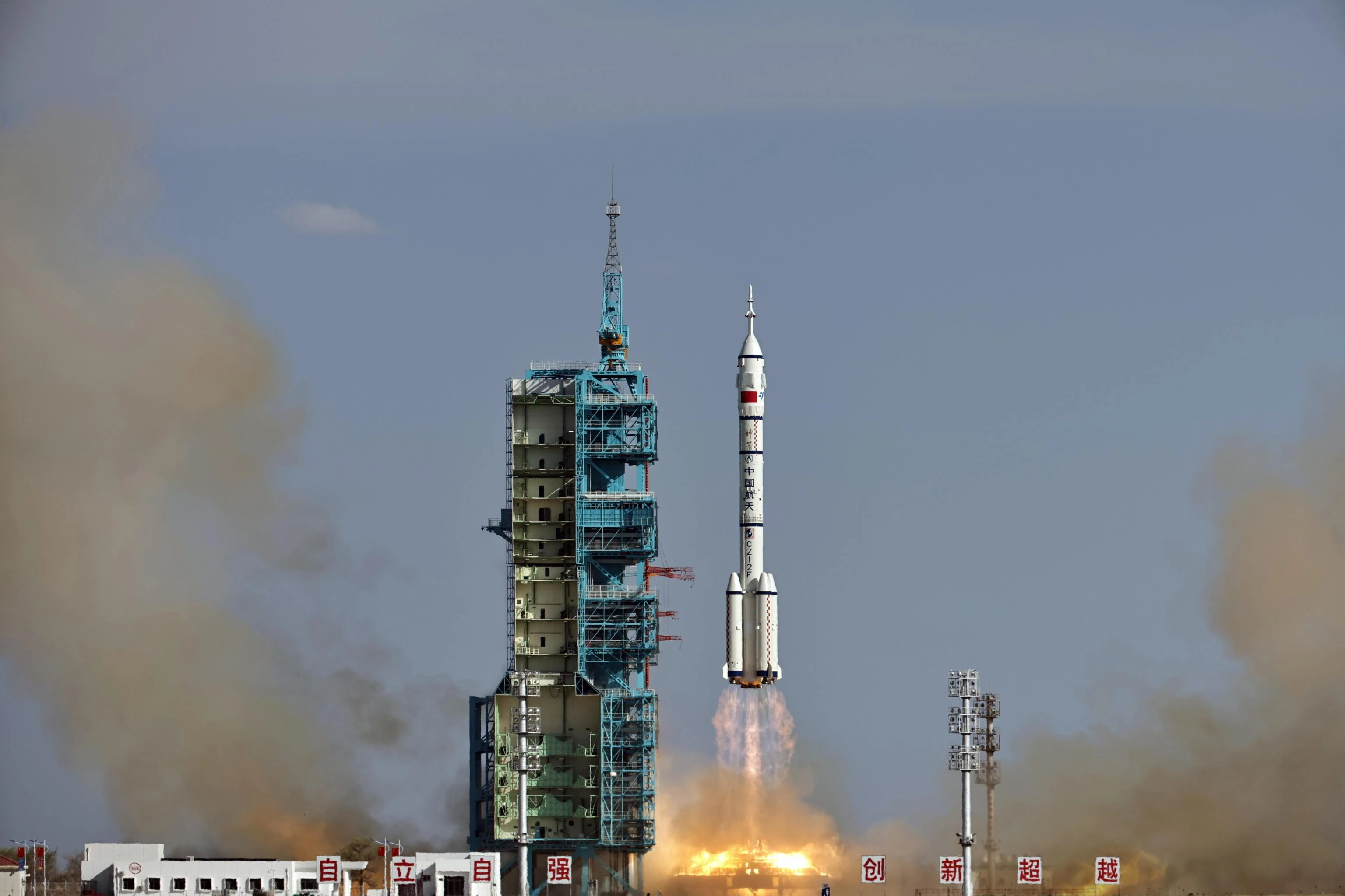 Cina lancia la Shenzhou-20 nello spazio, a bordo tre astronauti. La Luna e il piano di Pechino