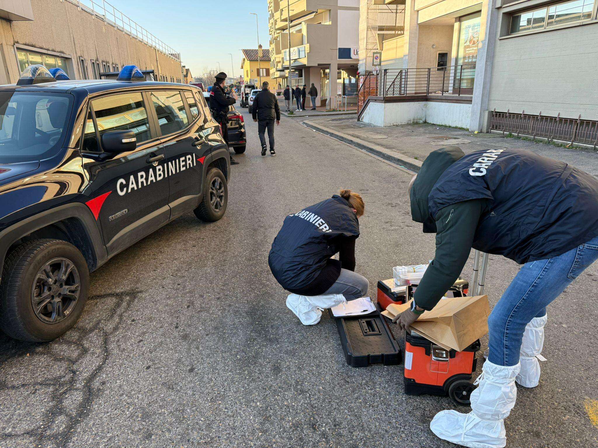 Accoltellato a morte a Campi Bisenzio, la lite scoppiata fuori dal locale. Indagini a tappeto