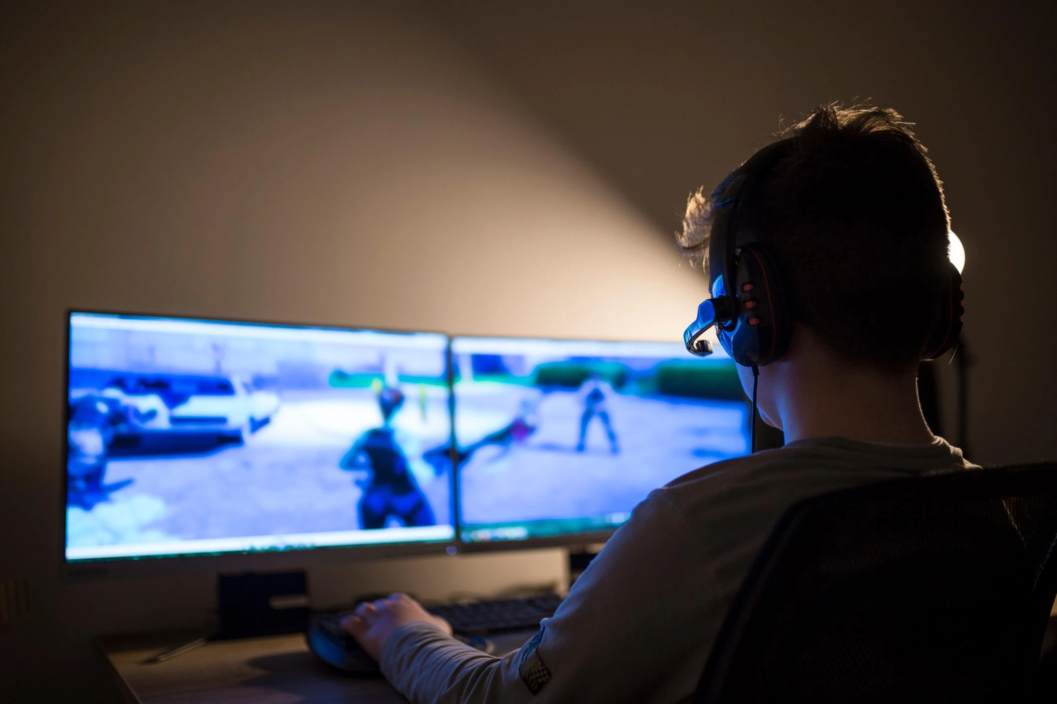 Sfide di sangue, orrore online su Roblox: ragazzina tedesca in ospedale, due 15enni italiani indagati per istigazione al suicidio