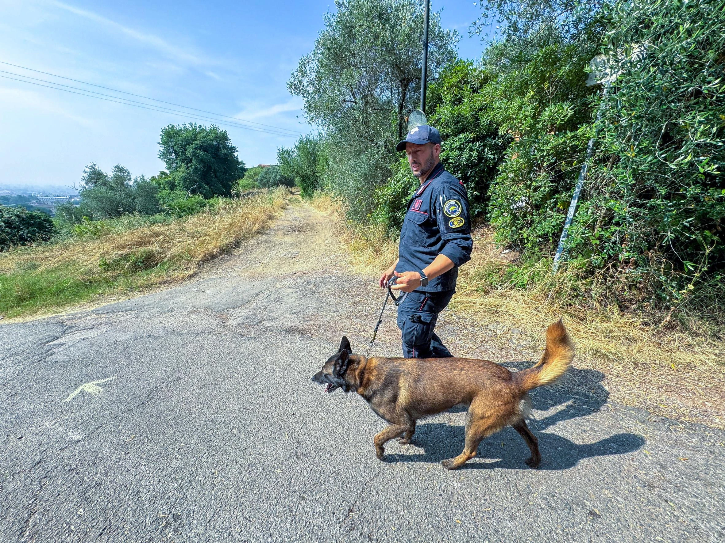 Nel giardino degli orrori, scavi a casa della guardia giurata. Trovati una vertebra umana e capelli