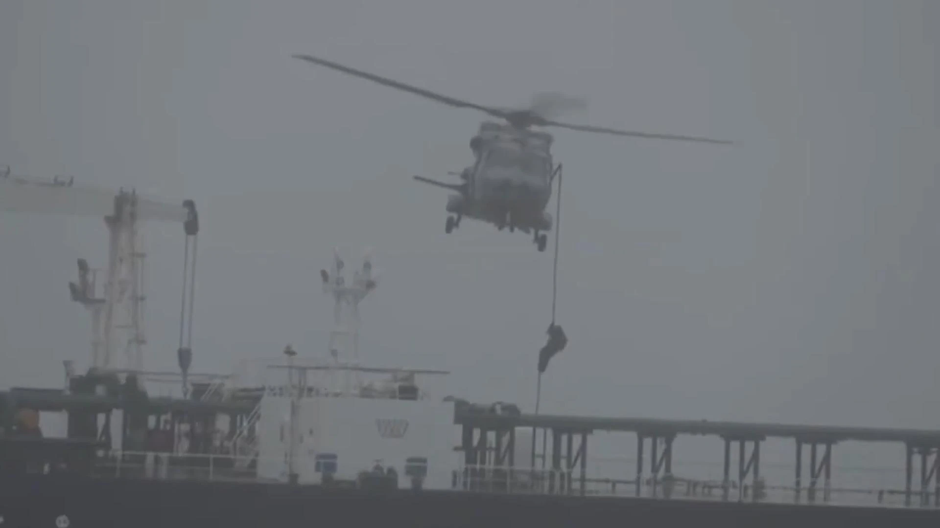 Francia-Russia, nuova tensione. Parigi ferma petroliera della ‘flotta fantasma’, Mosca: “Pirateria internazionale”