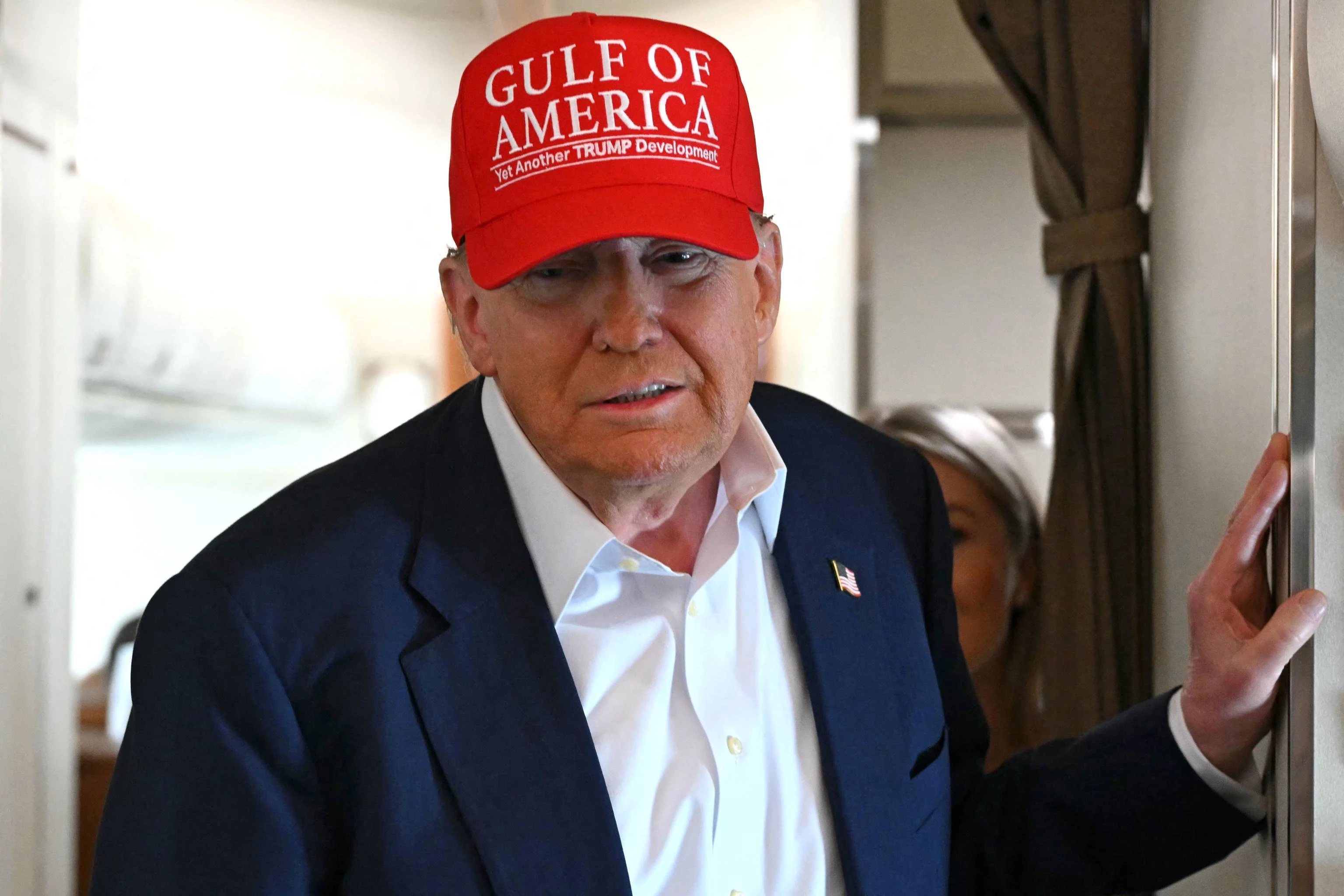 Trump, sei mesi da flop star. Guerre e dazi, il mondo è nel caos. Powell: “Debito Usa insostenibile”