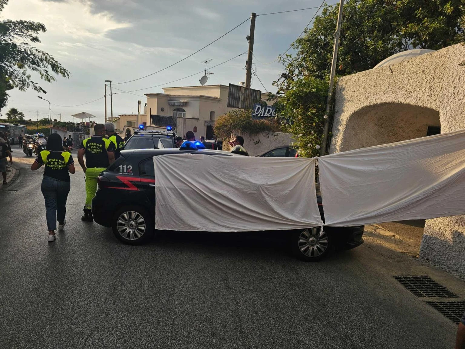 Sangue a Ischia, spara all’ex moglie e la ferisce. Poi uccide il nuovo compagno e la suocera, prima di ammazzarsi