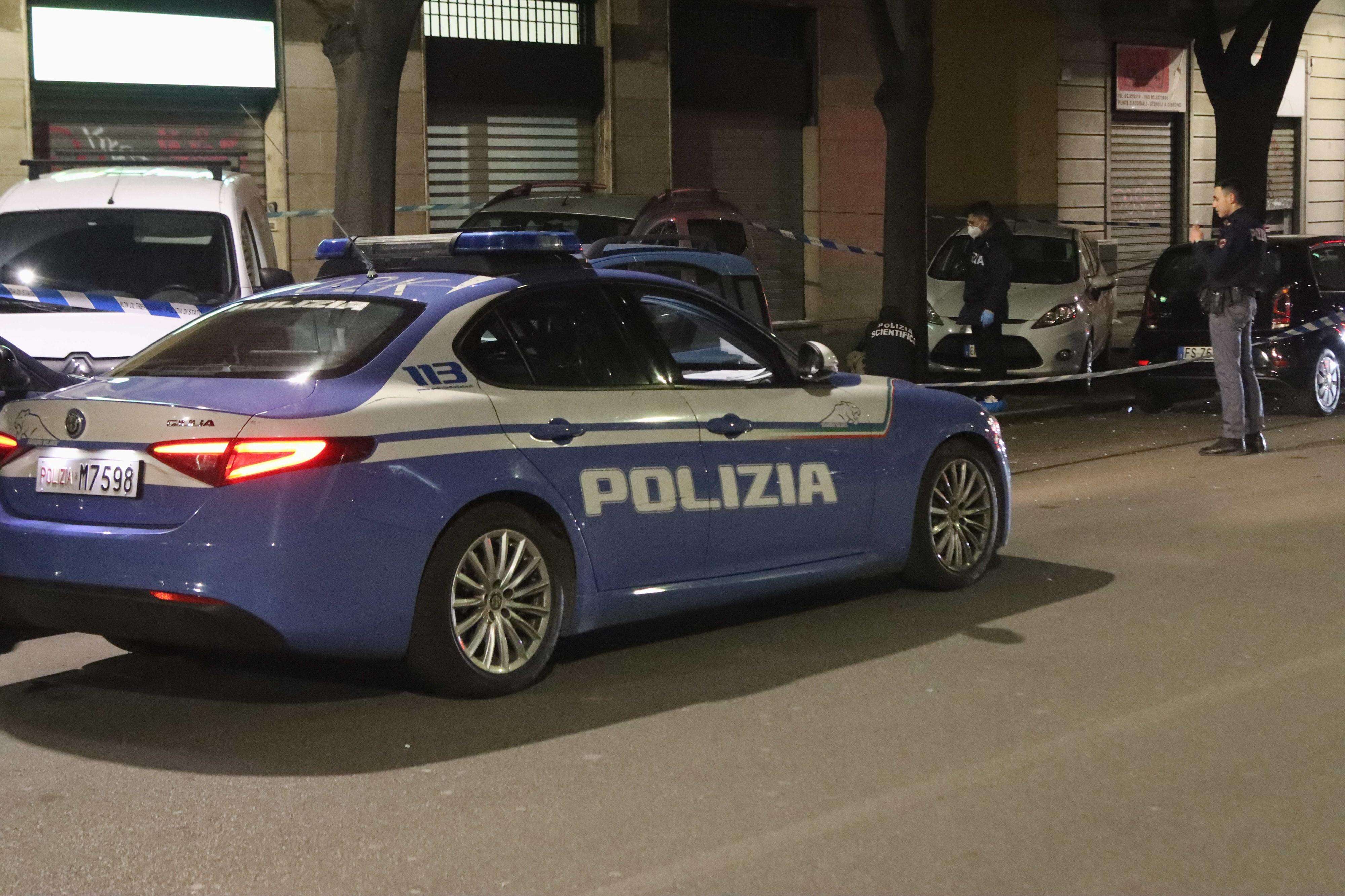 Tentato omicidio a Latina, 20enne cerca di uccidere la madre a forbiciate. Poi si barrica in casa