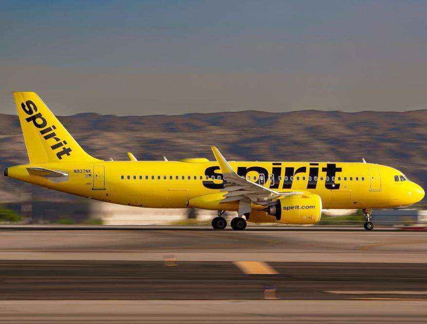 Spirit Airlines: “No a tatuaggi offensivi e vestiti volgari a bordo”. E chi sgarra le nuove regole non vola