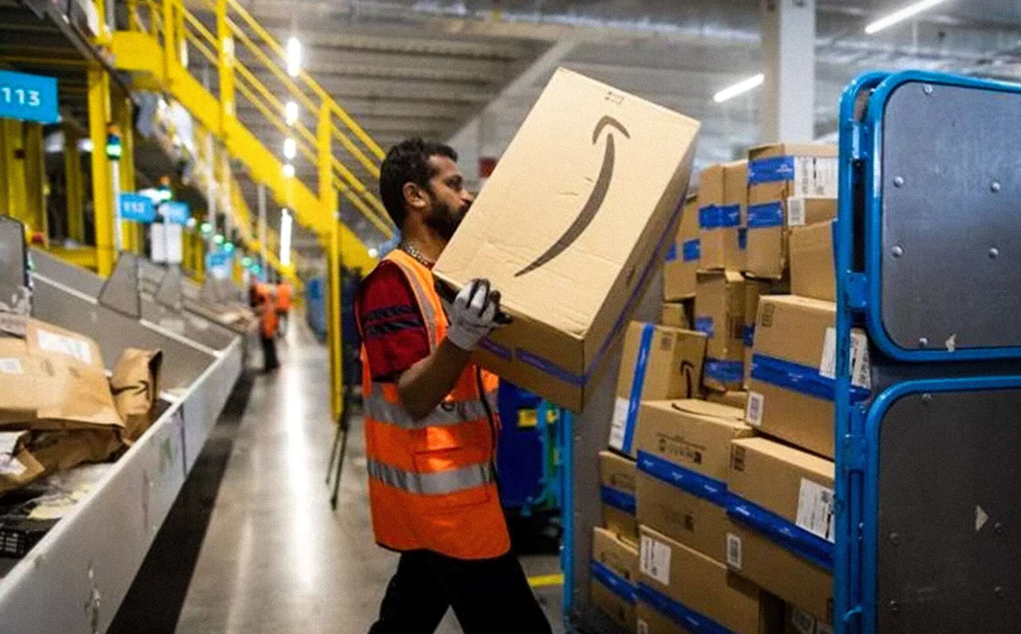 Amazon sotto indagine, sequestrati d’urgenza 121 milioni per frode fiscale e sfruttamento del lavoro