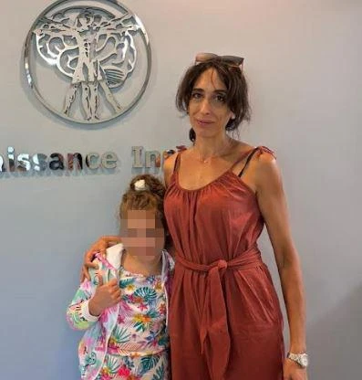 Terapia vietata in Italia, bimba con un tumore vola negli Usa. “Gli amici ci hanno salvato”
