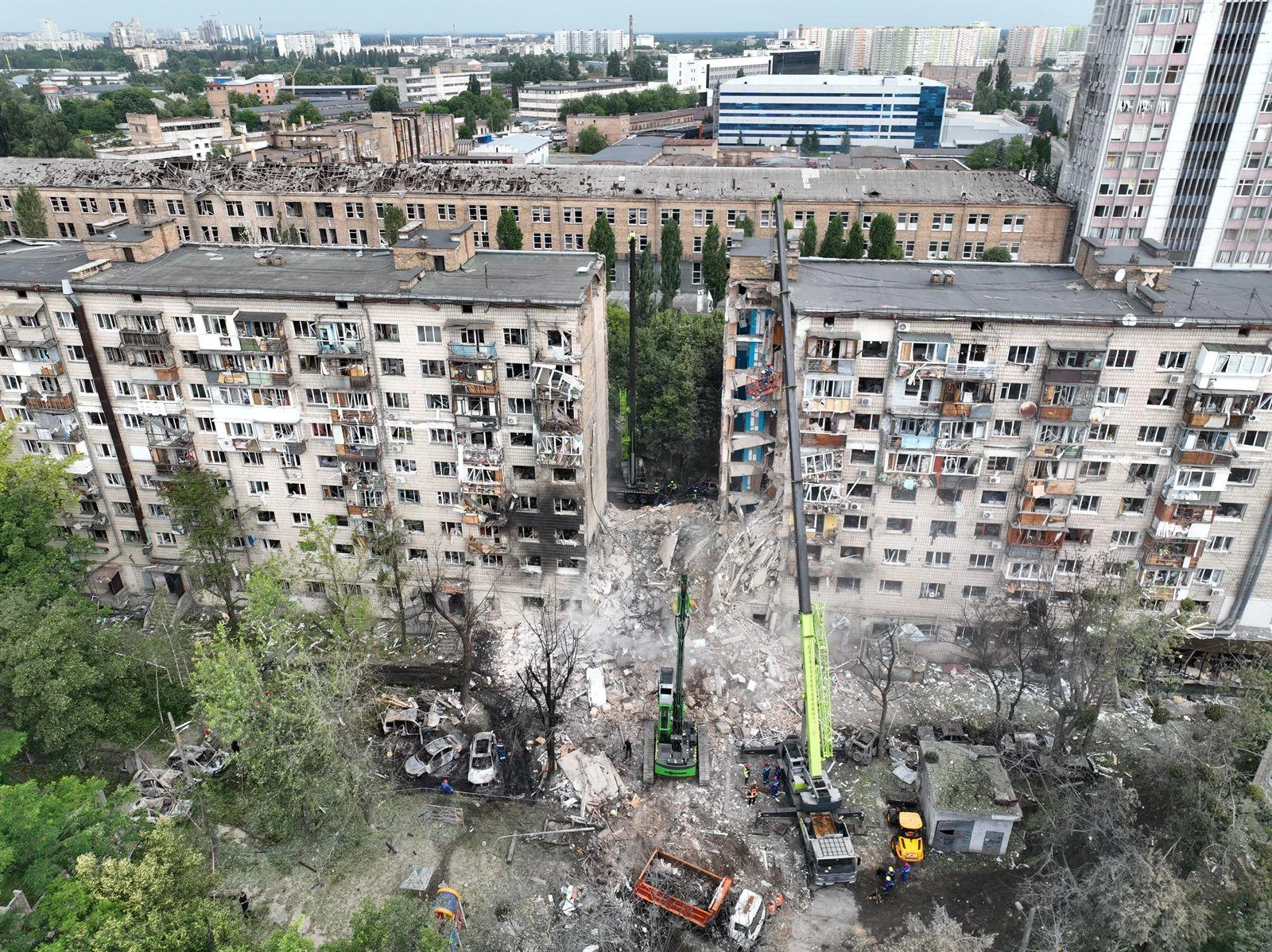 Un’altra strage a Kiev: almeno 15 morti nei raid russi. Zelensky: “Il mondo chiude gli occhi”