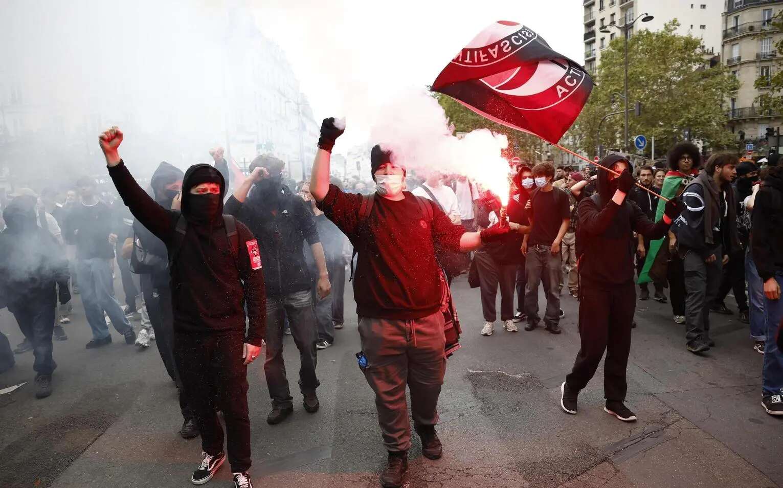 La gauche sfila in piazza 150 cortei contro Macron