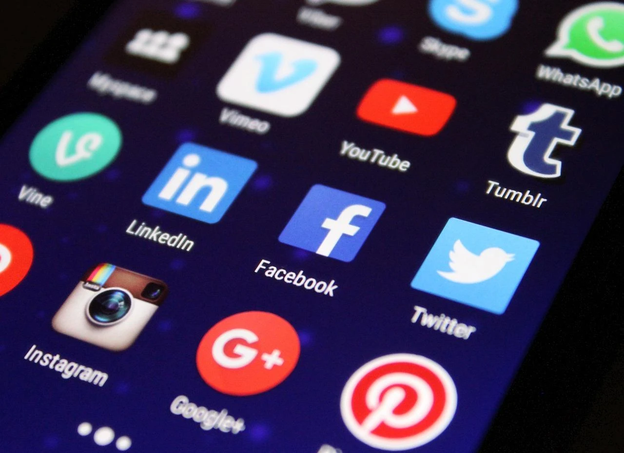 Bruxelles, braccio di ferro sul divieto dei social media ai minori: divide la proposta di Meta