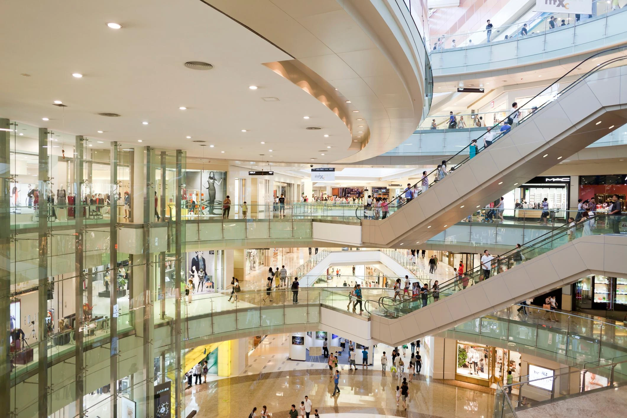 Aggressione omofoba in un centro commerciale di Roma, la denuncia: “Chiamato fro.. e picchiato dagli addetti alla sicurezza”