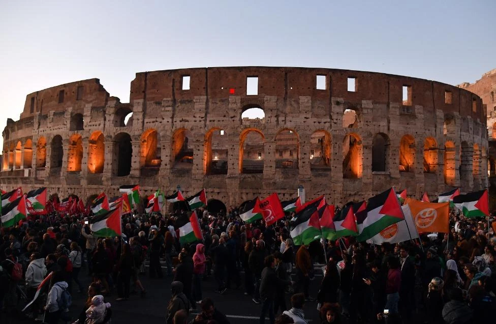 Proteste per la Flotilla in tutta Italia, città invase dai cortei e scontri con gli agenti nelle stazioni. Guerriglia a Bologna e alle Ogr di Torino