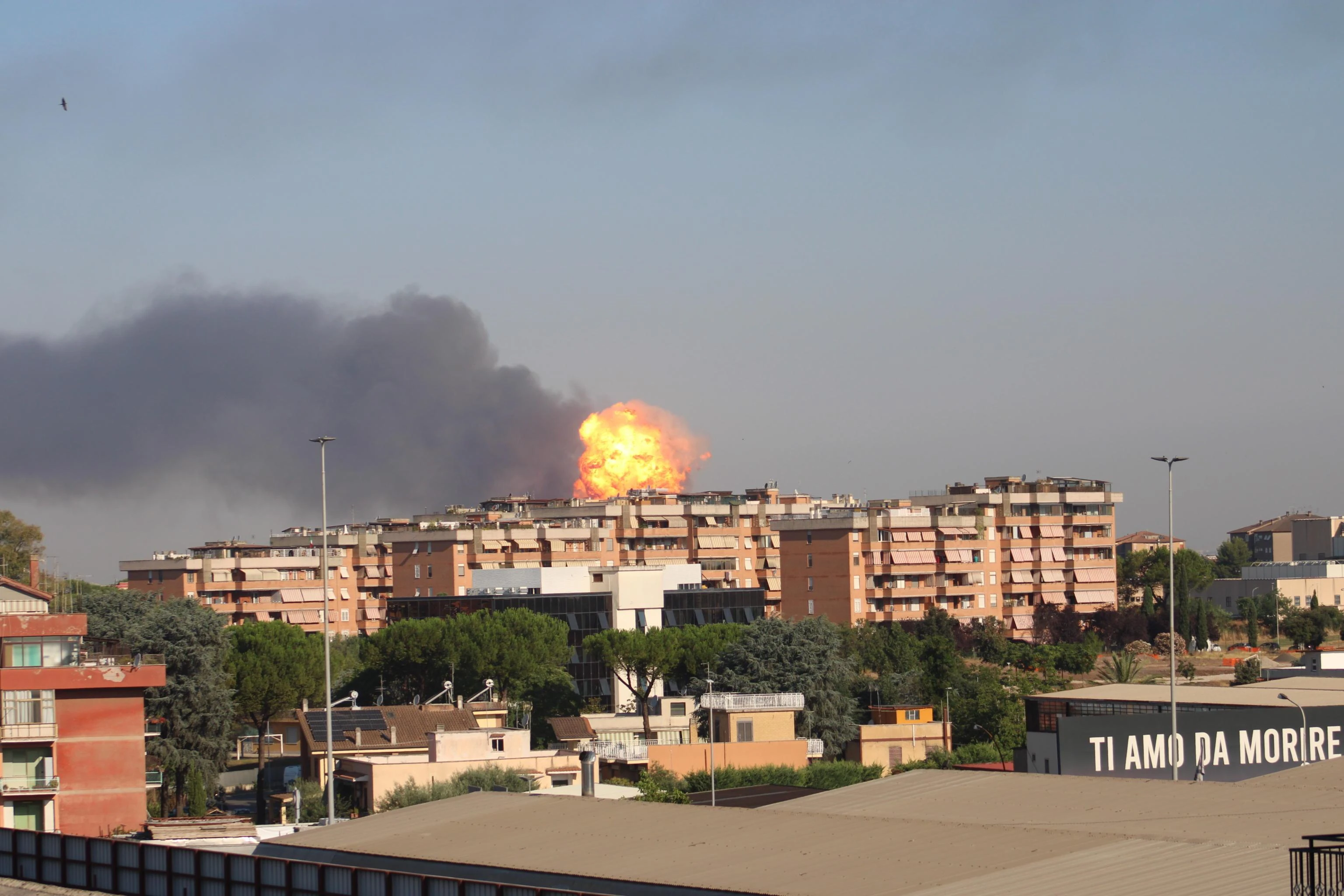 Esplode pompa di benzina a Roma: feriti vigile del fuoco e soccorritori del 118