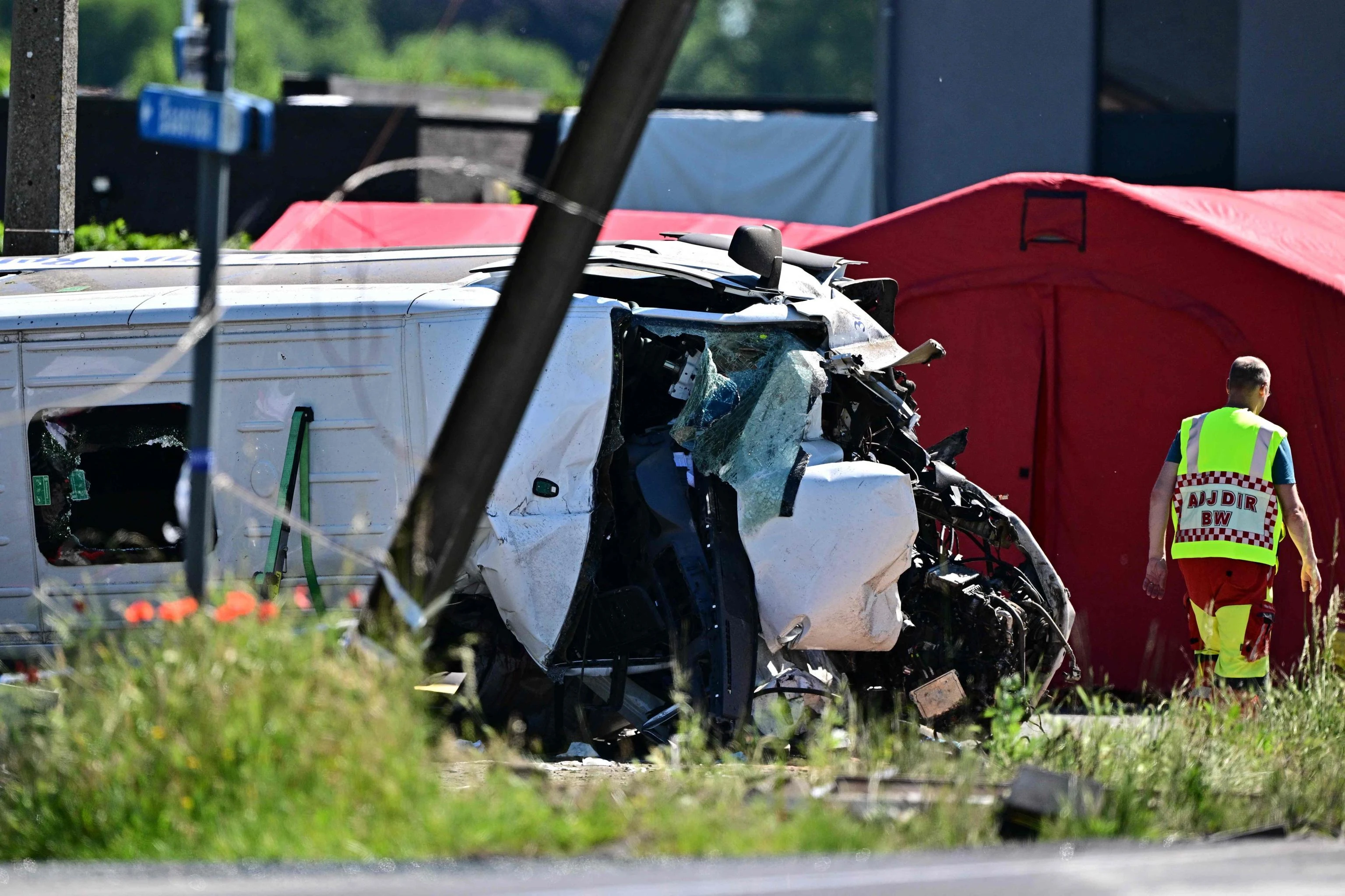 Belgio, scuolabus travolto da un treno a un passaggio a livello. Quattro morti, due sono adolescenti