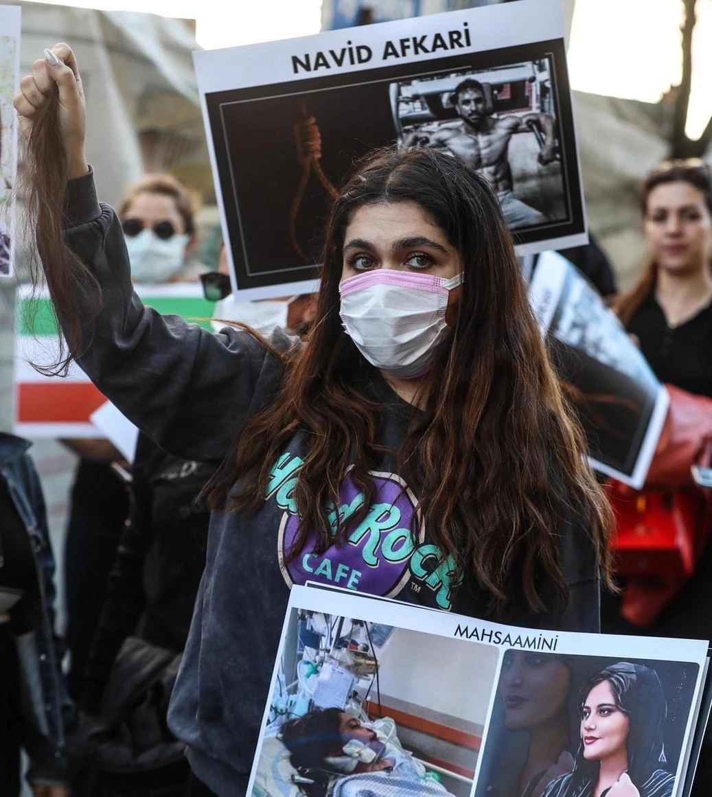 Iran, ora il regime è più debole. A Teheran riparte la protesta. E i giovani scavalcano la censura