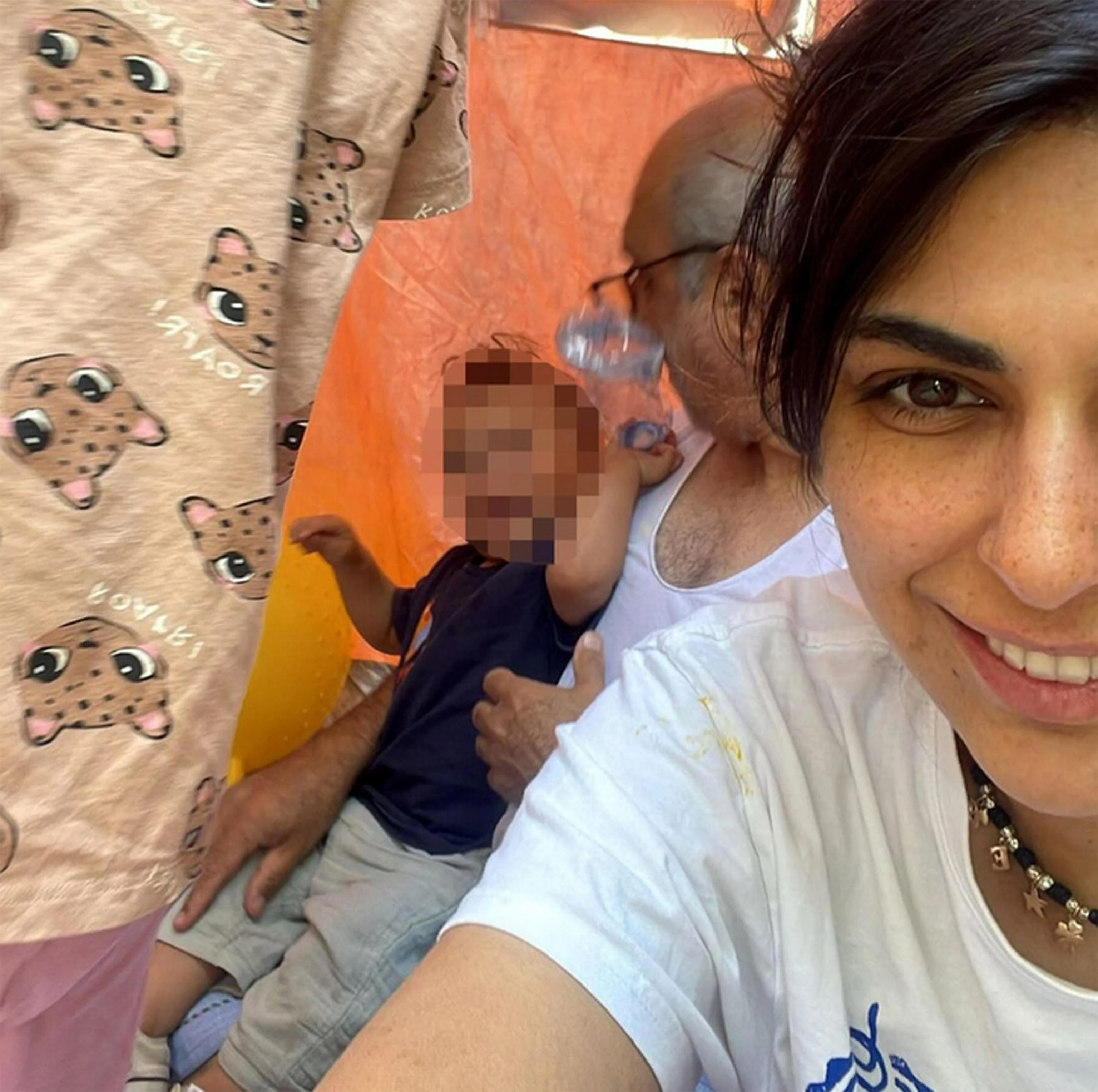 Italiani bloccati in Iran, il bimbo di 18 mesi e la mamma iraniana hanno passato il confine con Azerbaigian. Il padre: “Grazie ai carabinieri e alle ambasciate, fantastici”