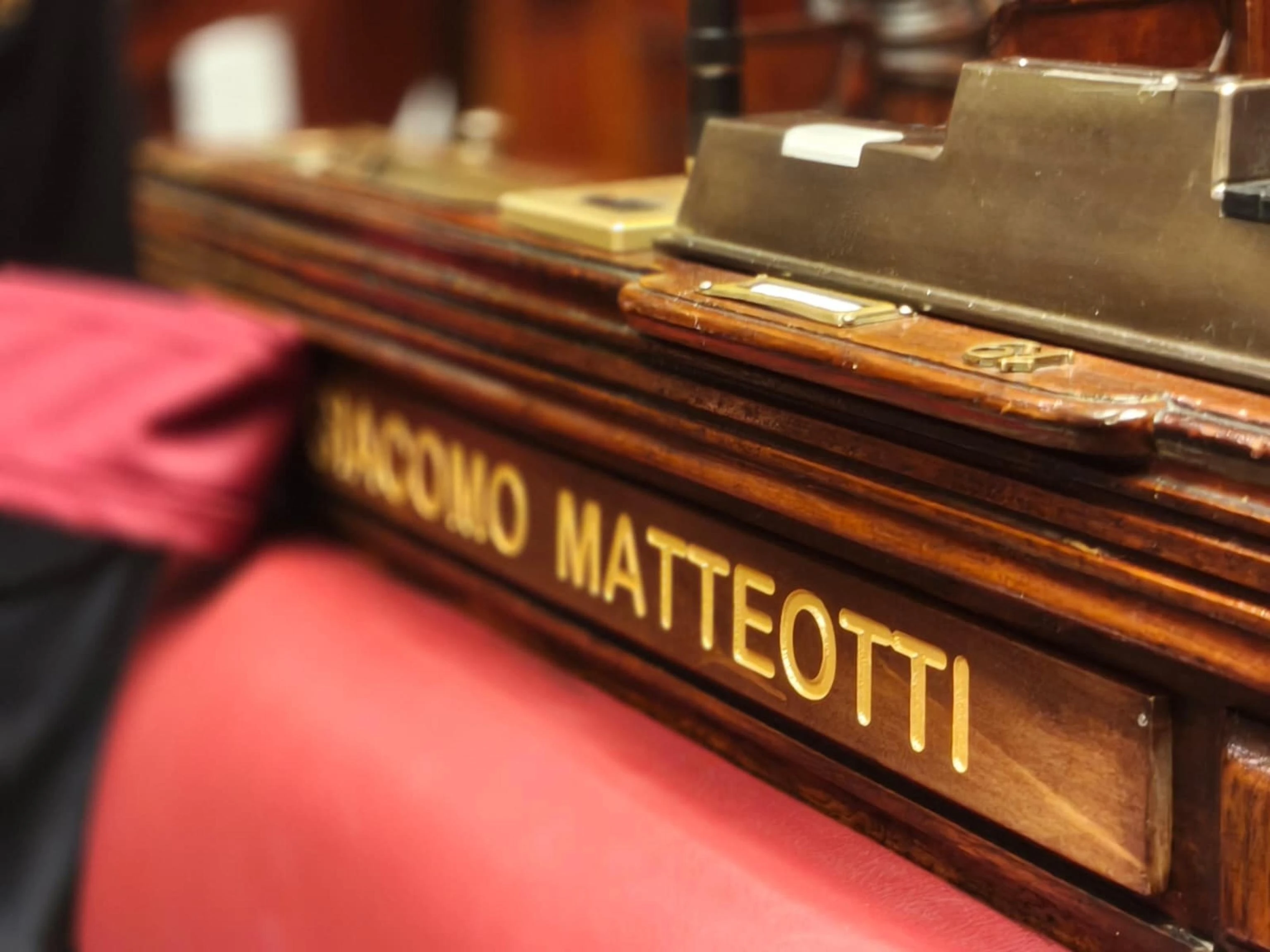 “Ritirato” lo scranno 14 di Matteotti. Nessuno siederà mai più al suo posto alla Camera. Il Pd: “Banchi FdI vuoti, una vergogna”