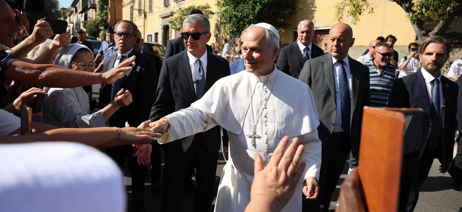 La ’restaurazione’ di Prevost . Leone a Castel Gandolfo. Ed è subito bagno di folla