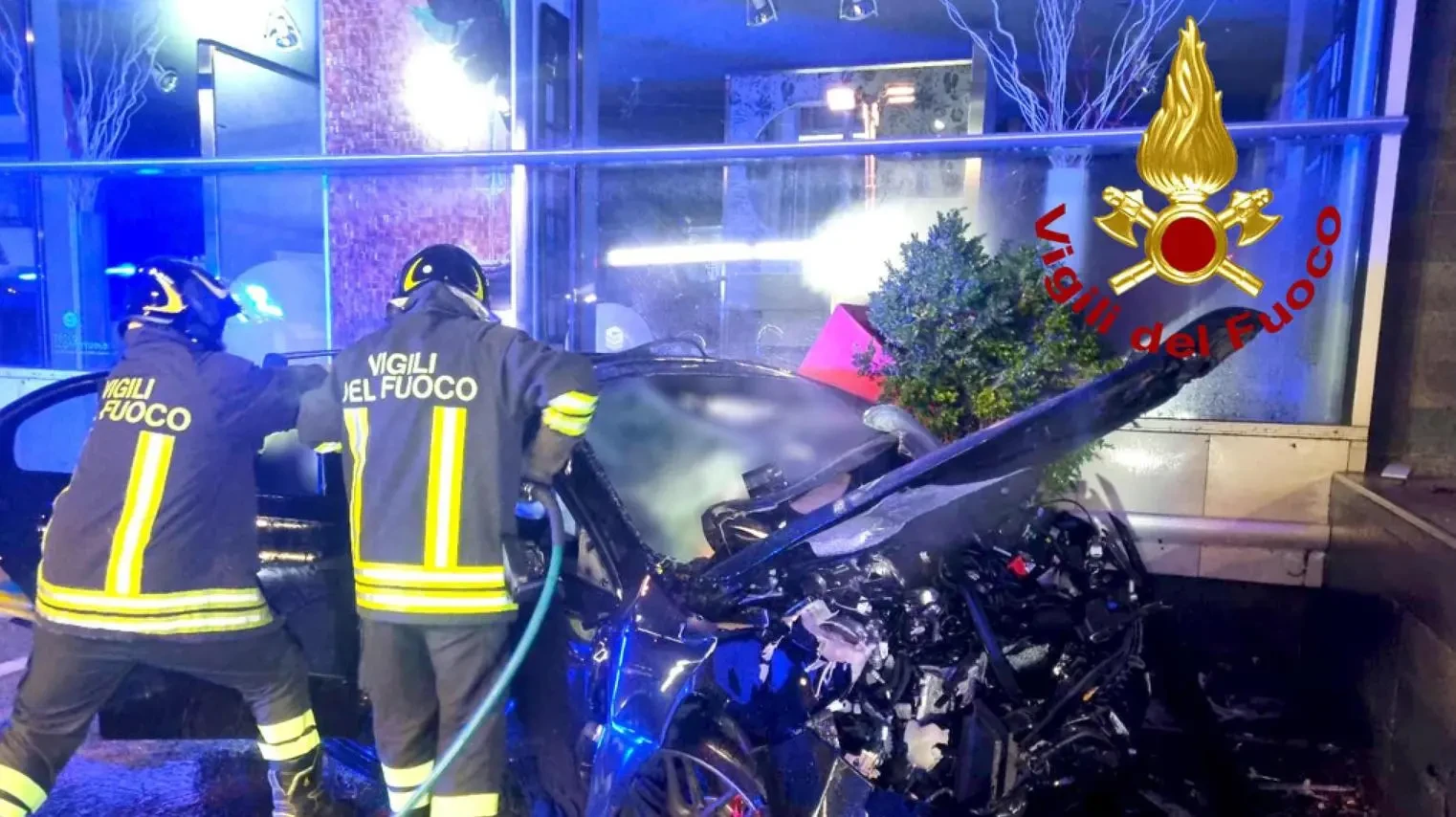 La tragedia degli amici. L’auto finisce contro un muro. Muoiono quattro ventenni