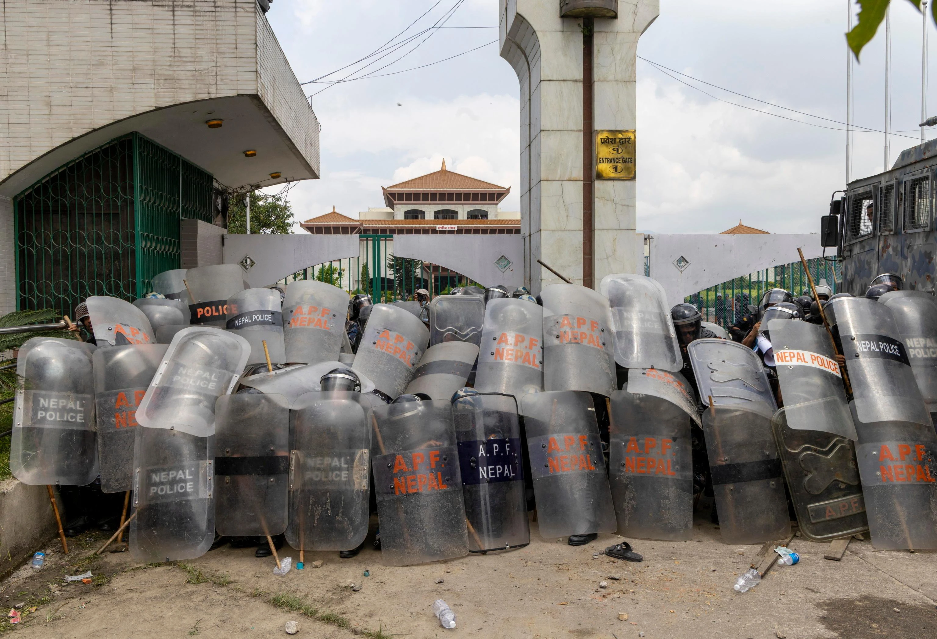 Nepal, governo blocca Facebook, X e YouTube. Scontri con i giovani manifestanti della “Gen Z”: almeno 19 morti