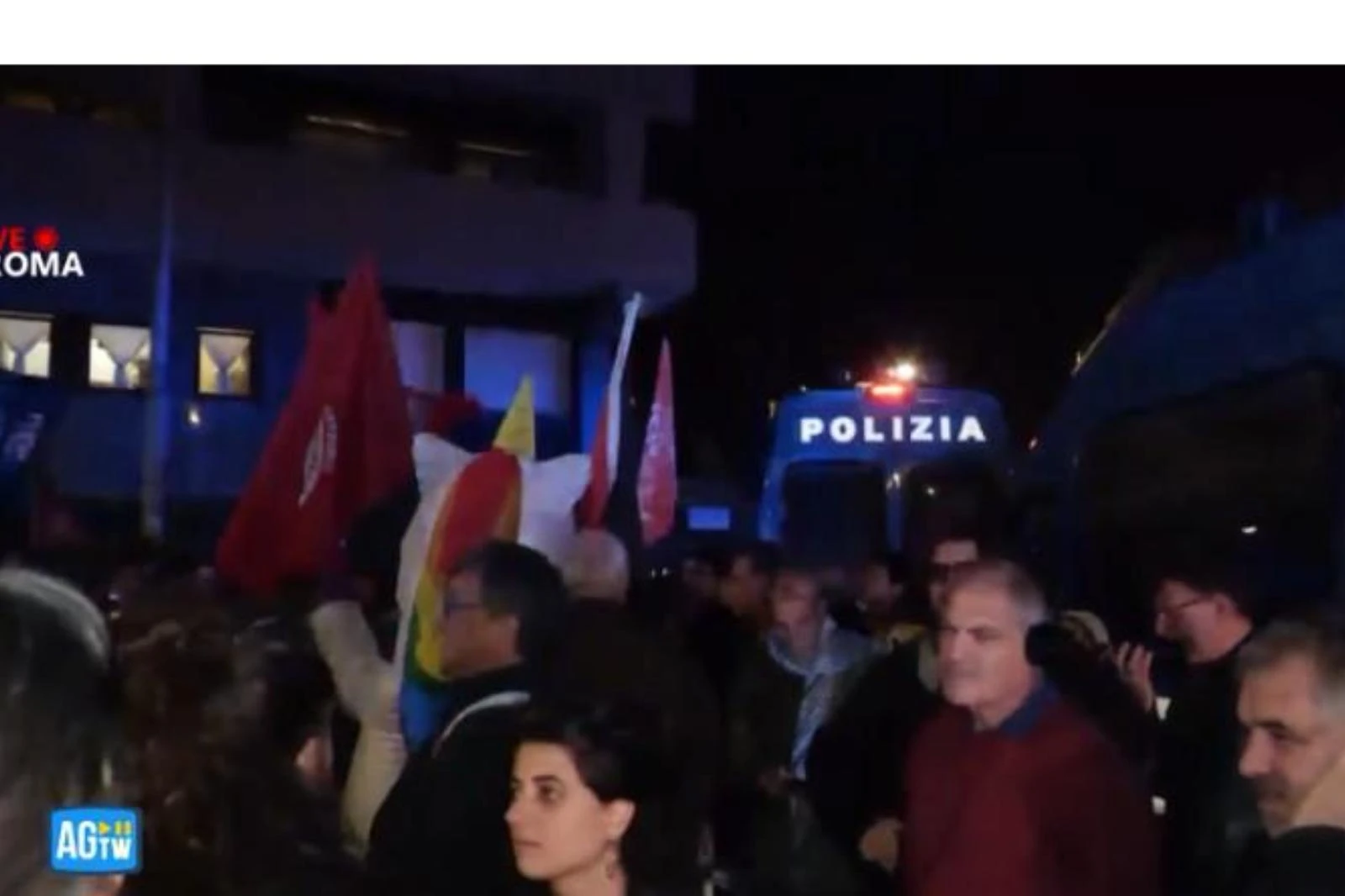 Manifestazione a Roma oggi, pro pal tentano corteo: la polizia aziona gli idranti