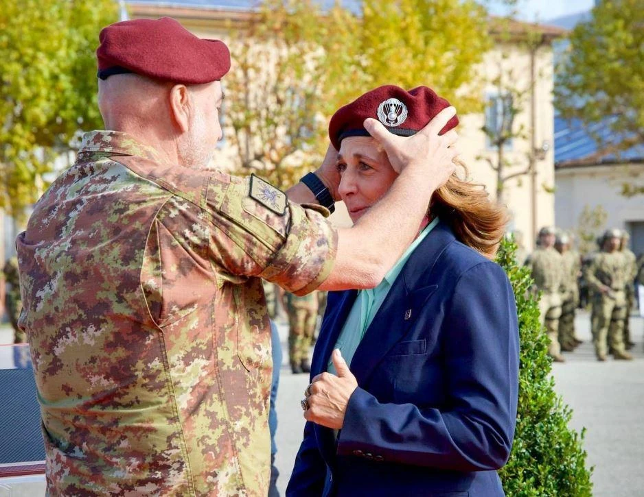 La senatrice Isabella Rauti diventa paracadutista ad honorem